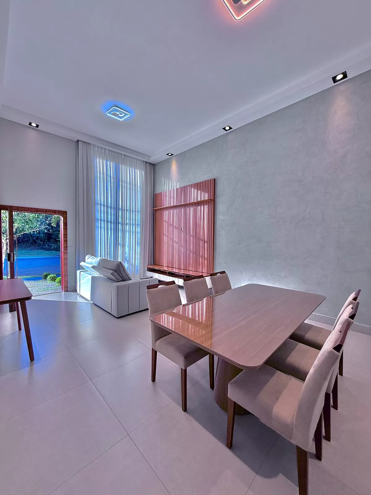 Casa Térrea à Venda em Porteira Fechada com 3 suítes e área gourmet com piscina, 180m² no Condomínio Villa do Bosque em Sorocaba/SP