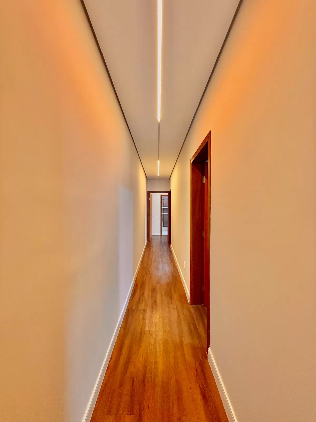 Casa Térrea à Venda em Porteira Fechada com 3 suítes e área gourmet com piscina, 180m² no Condomínio Villa do Bosque em Sorocaba/SP