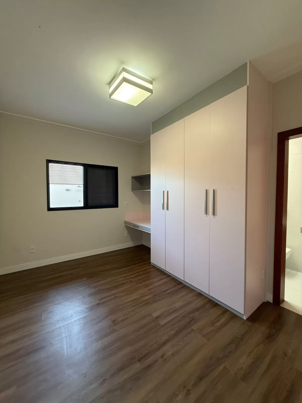 Casa Térrea à Venda em Porteira Fechada com 3 suítes e área gourmet com piscina, 180m² no Condomínio Villa do Bosque em Sorocaba/SP