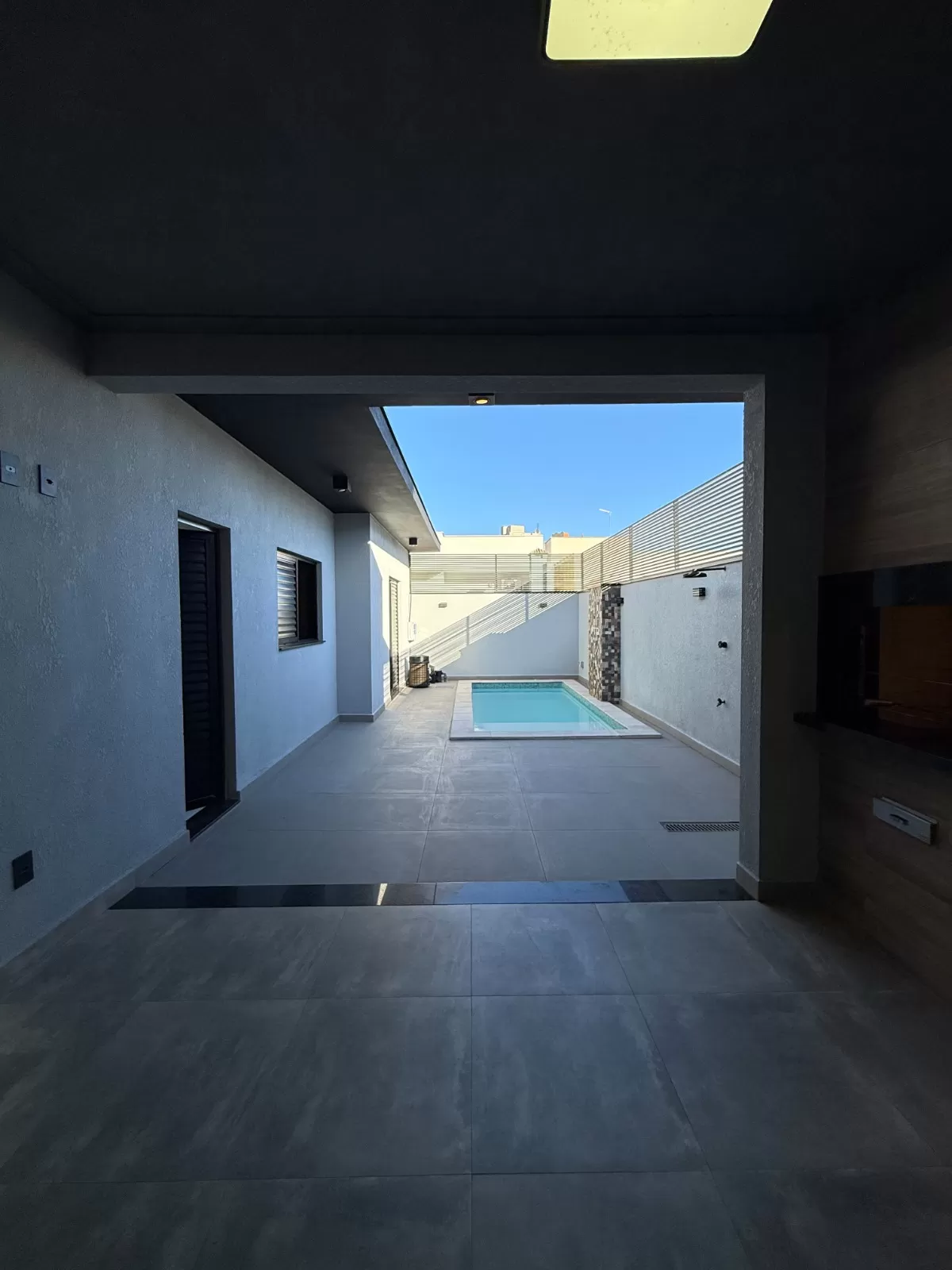 Casa Térrea à Venda em Porteira Fechada com 3 suítes e área gourmet com piscina, 180m² no Condomínio Villa do Bosque em Sorocaba/SP