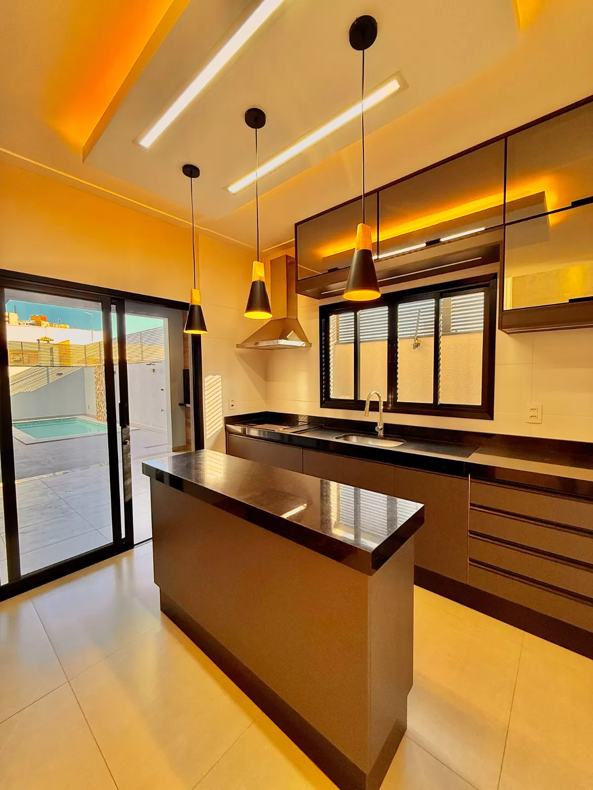 Casa Térrea à Venda em Porteira Fechada com 3 suítes e área gourmet com piscina, 180m² no Condomínio Villa do Bosque em Sorocaba/SP