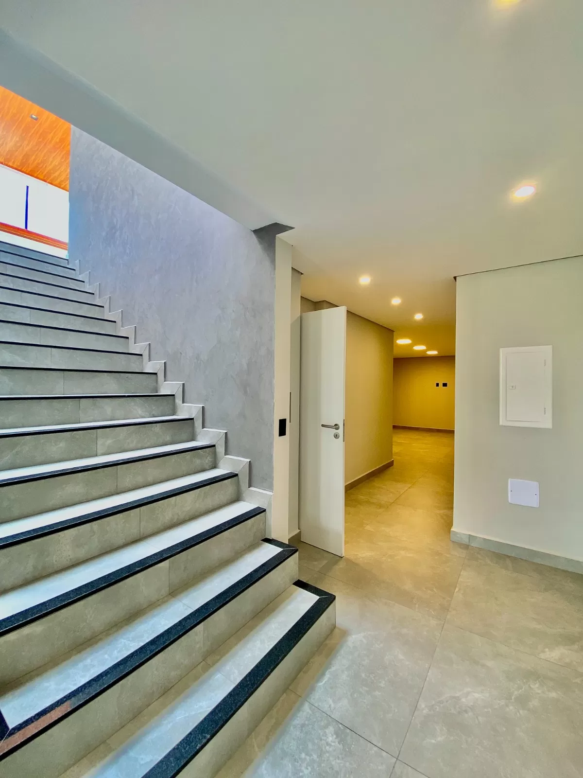 Casa Assobradada à Venda com armários planejados e 3 suítes sendo 1 master com closet, 350m² no Condomínio Chácara Ondina em Sorocaba/SP