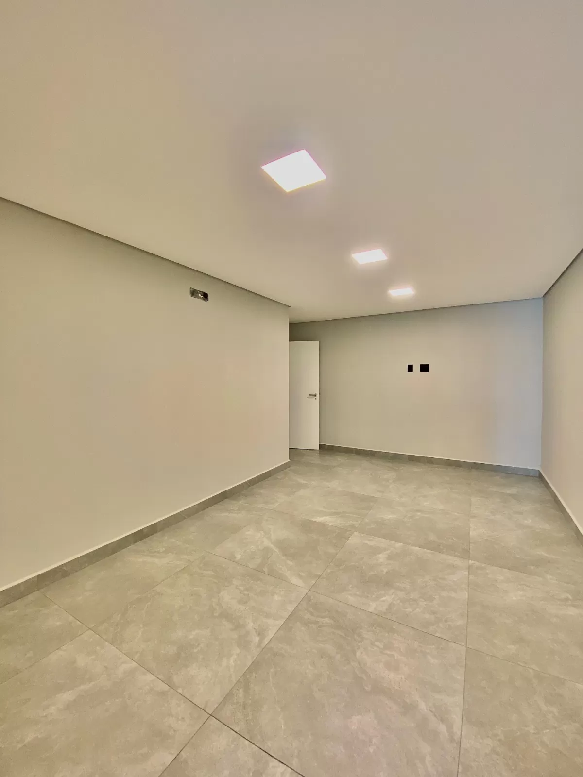 Casa Assobradada à Venda com armários planejados e 3 suítes sendo 1 master com closet, 350m² no Condomínio Chácara Ondina em Sorocaba/SP