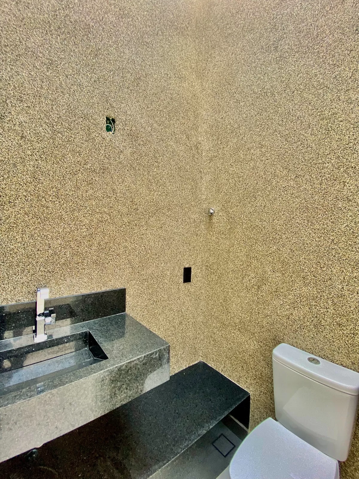 Casa Assobradada à Venda com armários planejados e 3 suítes sendo 1 master com closet, 350m² no Condomínio Chácara Ondina em Sorocaba/SP