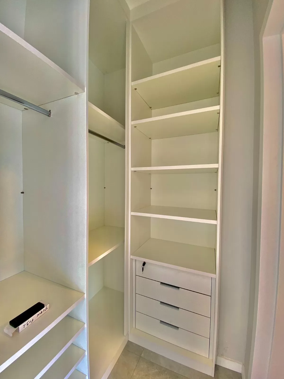 Casa Assobradada à Venda com armários planejados e 3 suítes sendo 1 master com closet, 350m² no Condomínio Chácara Ondina em Sorocaba/SP