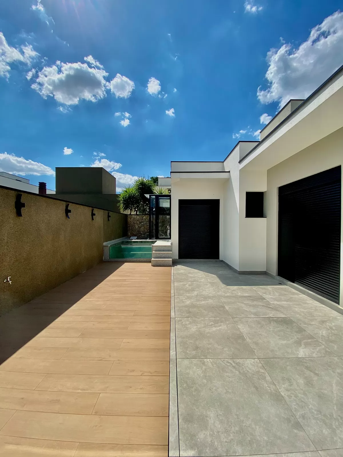 Casa Assobradada à Venda com armários planejados e 3 suítes sendo 1 master com closet, 350m² no Condomínio Chácara Ondina em Sorocaba/SP