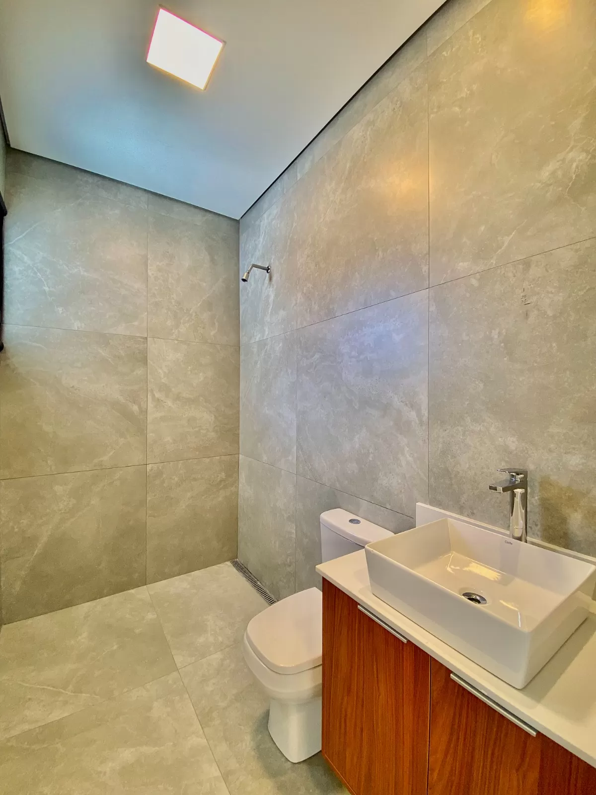 Casa Assobradada à Venda com armários planejados e 3 suítes sendo 1 master com closet, 350m² no Condomínio Chácara Ondina em Sorocaba/SP