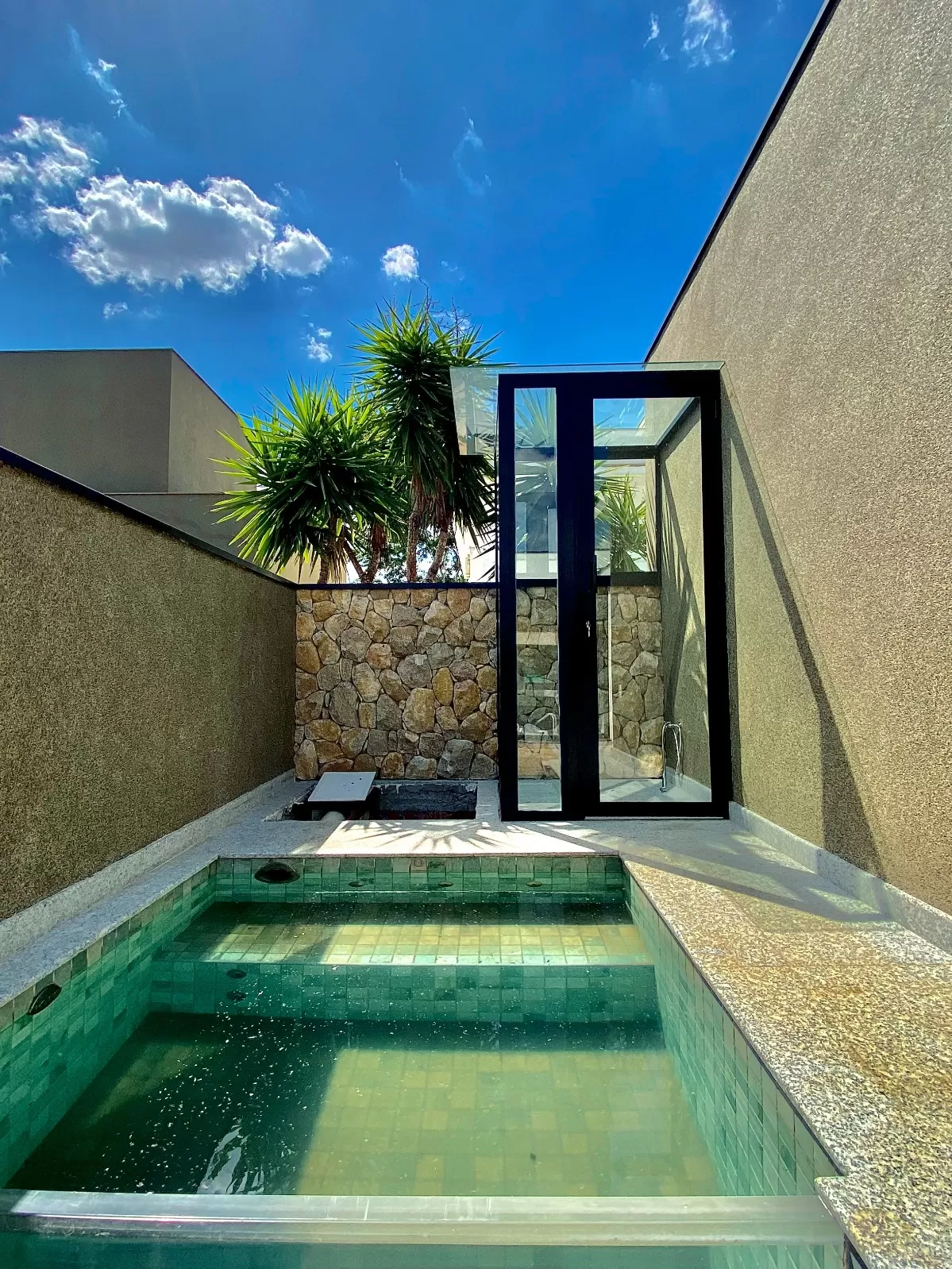 Casa Assobradada à Venda com armários planejados e 3 suítes sendo 1 master com closet, 350m² no Condomínio Chácara Ondina em Sorocaba/SP