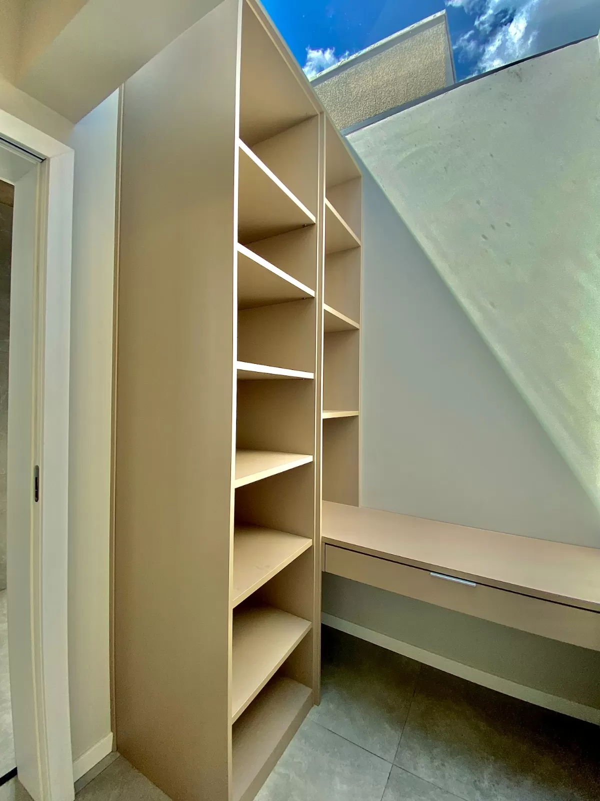 Casa Assobradada à Venda com armários planejados e 3 suítes sendo 1 master com closet, 350m² no Condomínio Chácara Ondina em Sorocaba/SP