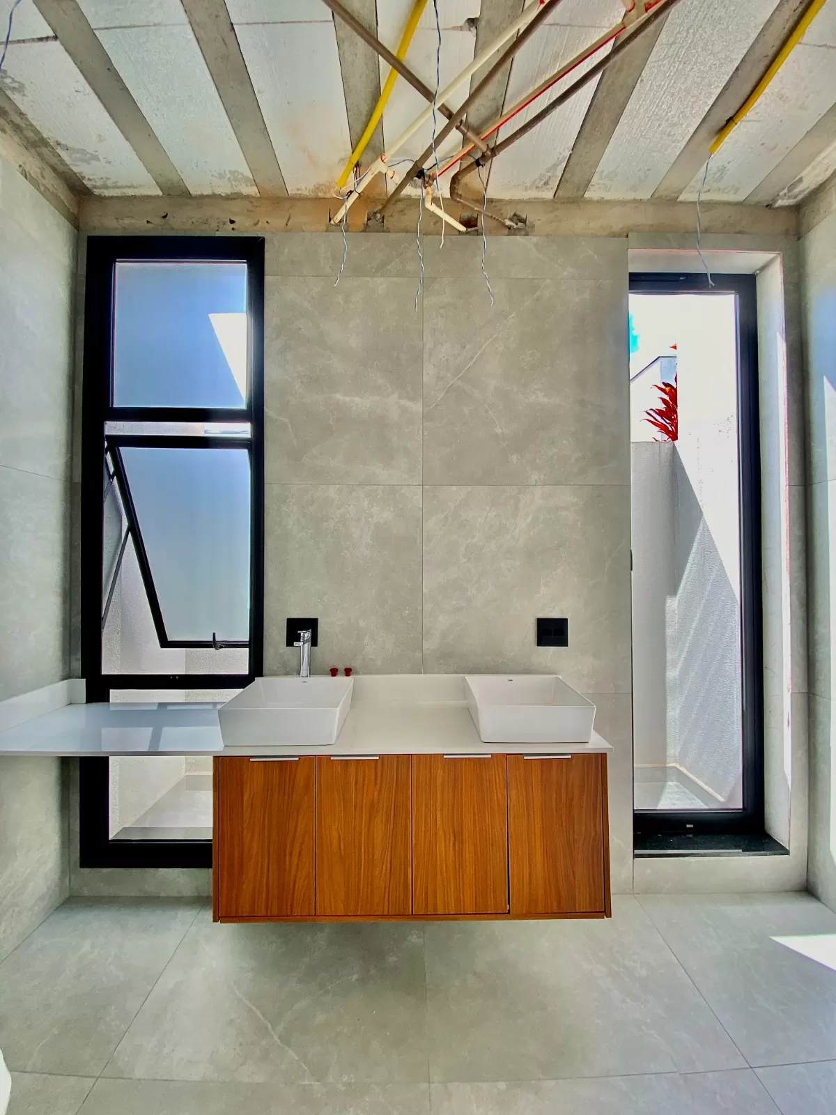 Casa Assobradada à Venda com armários planejados e 3 suítes sendo 1 master com closet, 350m² no Condomínio Chácara Ondina em Sorocaba/SP