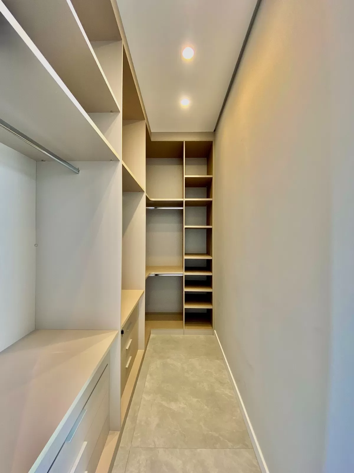 Casa Assobradada à Venda com armários planejados e 3 suítes sendo 1 master com closet, 350m² no Condomínio Chácara Ondina em Sorocaba/SP