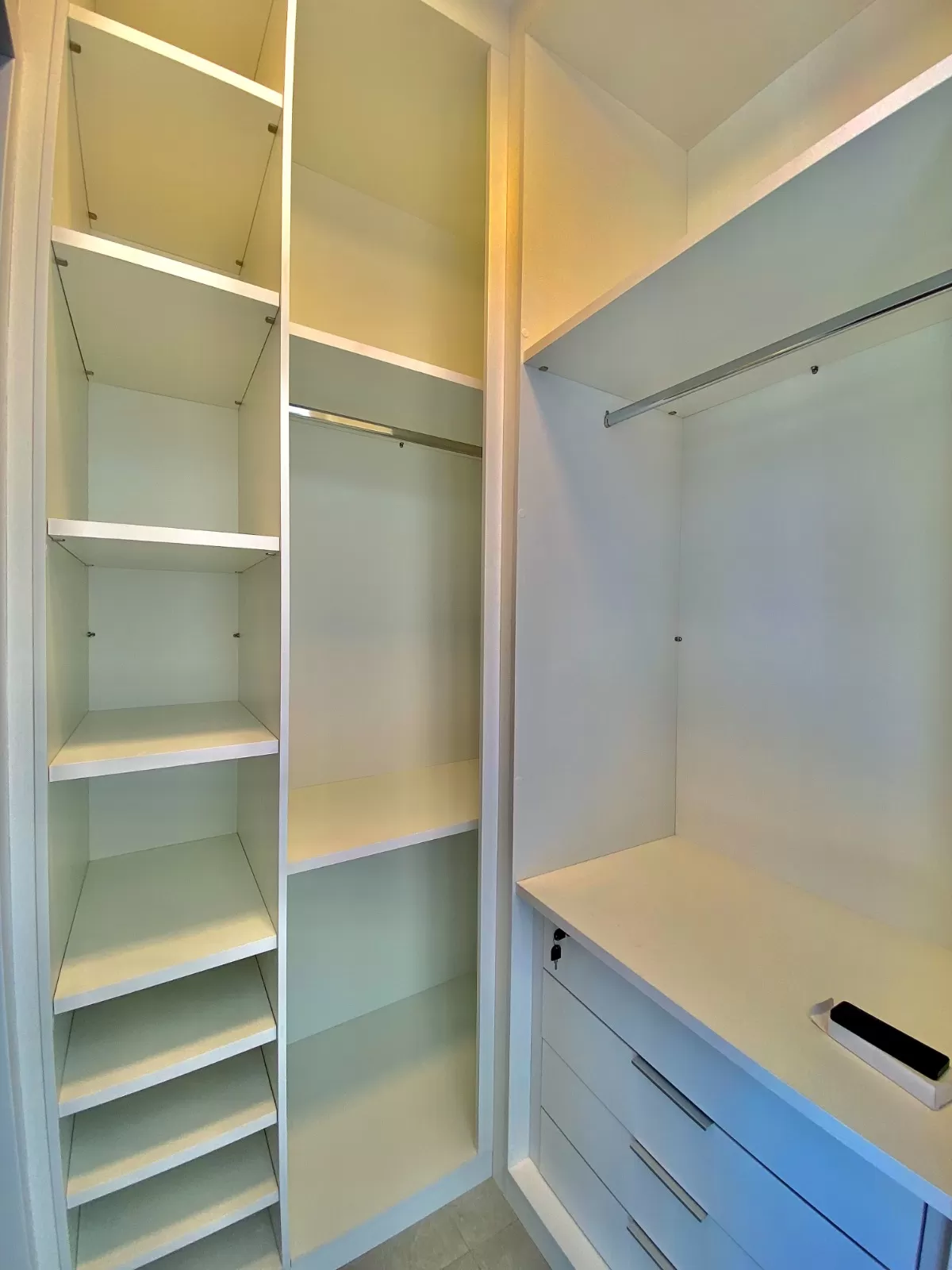 Casa Assobradada à Venda com armários planejados e 3 suítes sendo 1 master com closet, 350m² no Condomínio Chácara Ondina em Sorocaba/SP