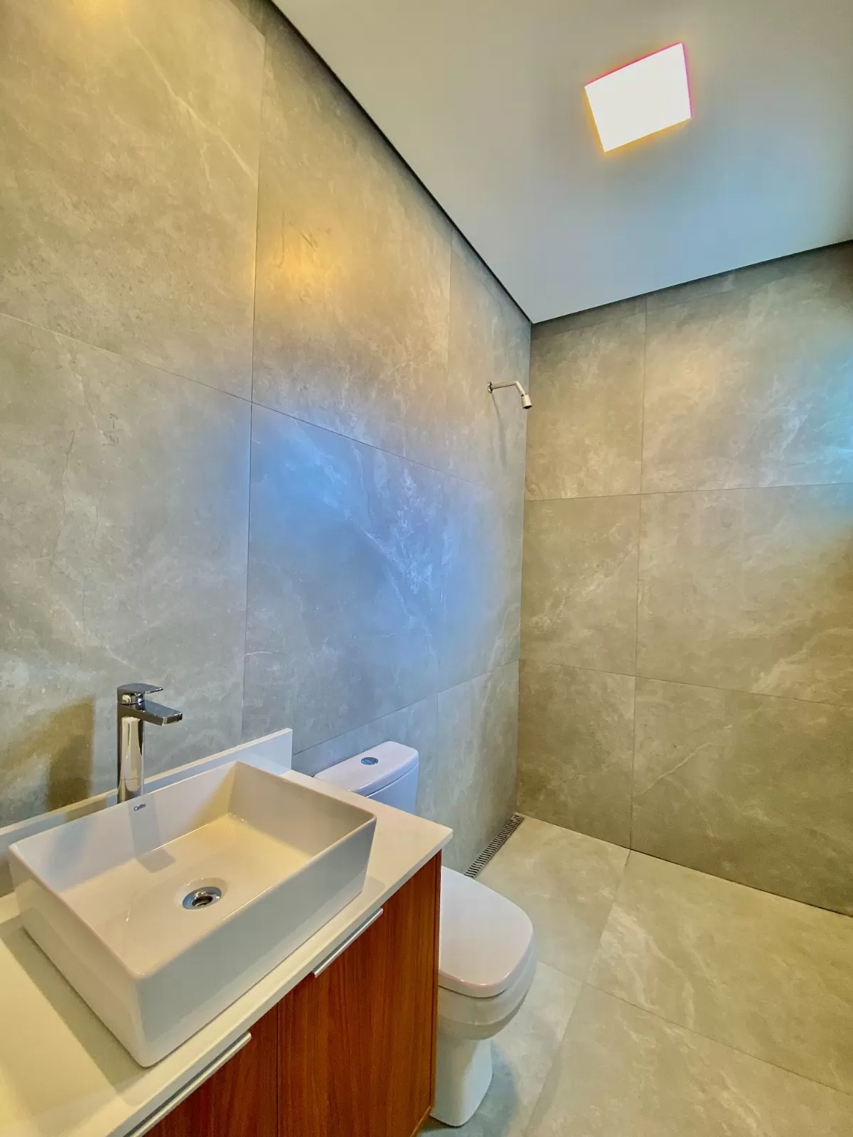 Casa Assobradada à Venda com armários planejados e 3 suítes sendo 1 master com closet, 350m² no Condomínio Chácara Ondina em Sorocaba/SP