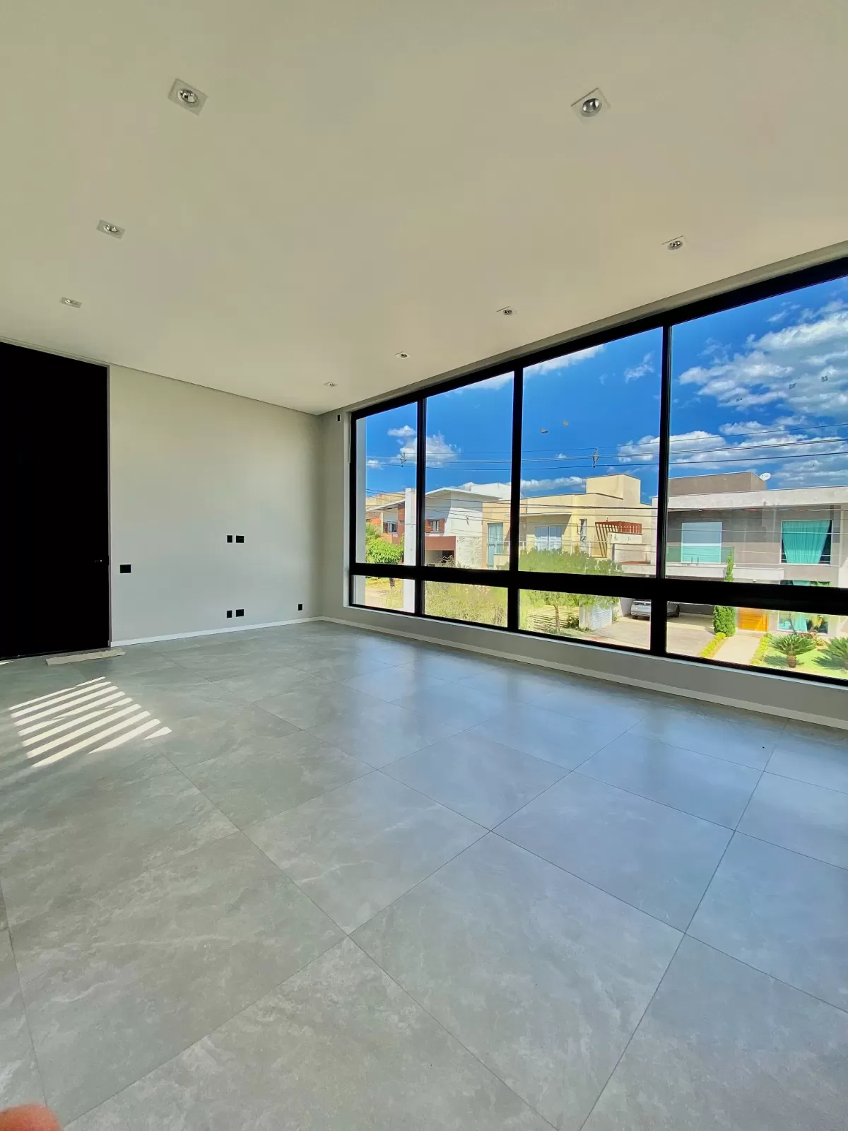 Casa Assobradada à Venda com armários planejados e 3 suítes sendo 1 master com closet, 350m² no Condomínio Chácara Ondina em Sorocaba/SP