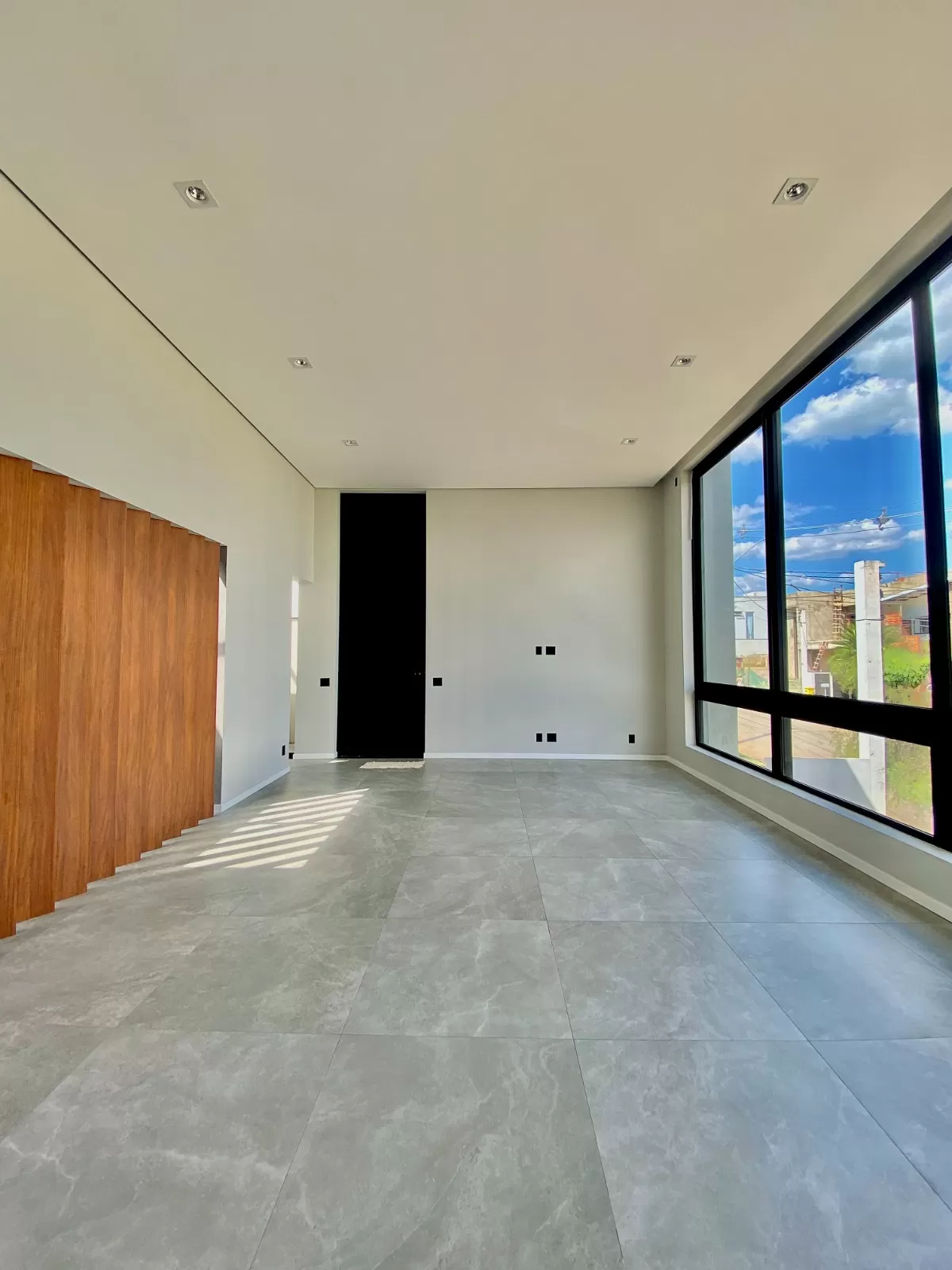 Casa Assobradada à Venda com armários planejados e 3 suítes sendo 1 master com closet, 350m² no Condomínio Chácara Ondina em Sorocaba/SP