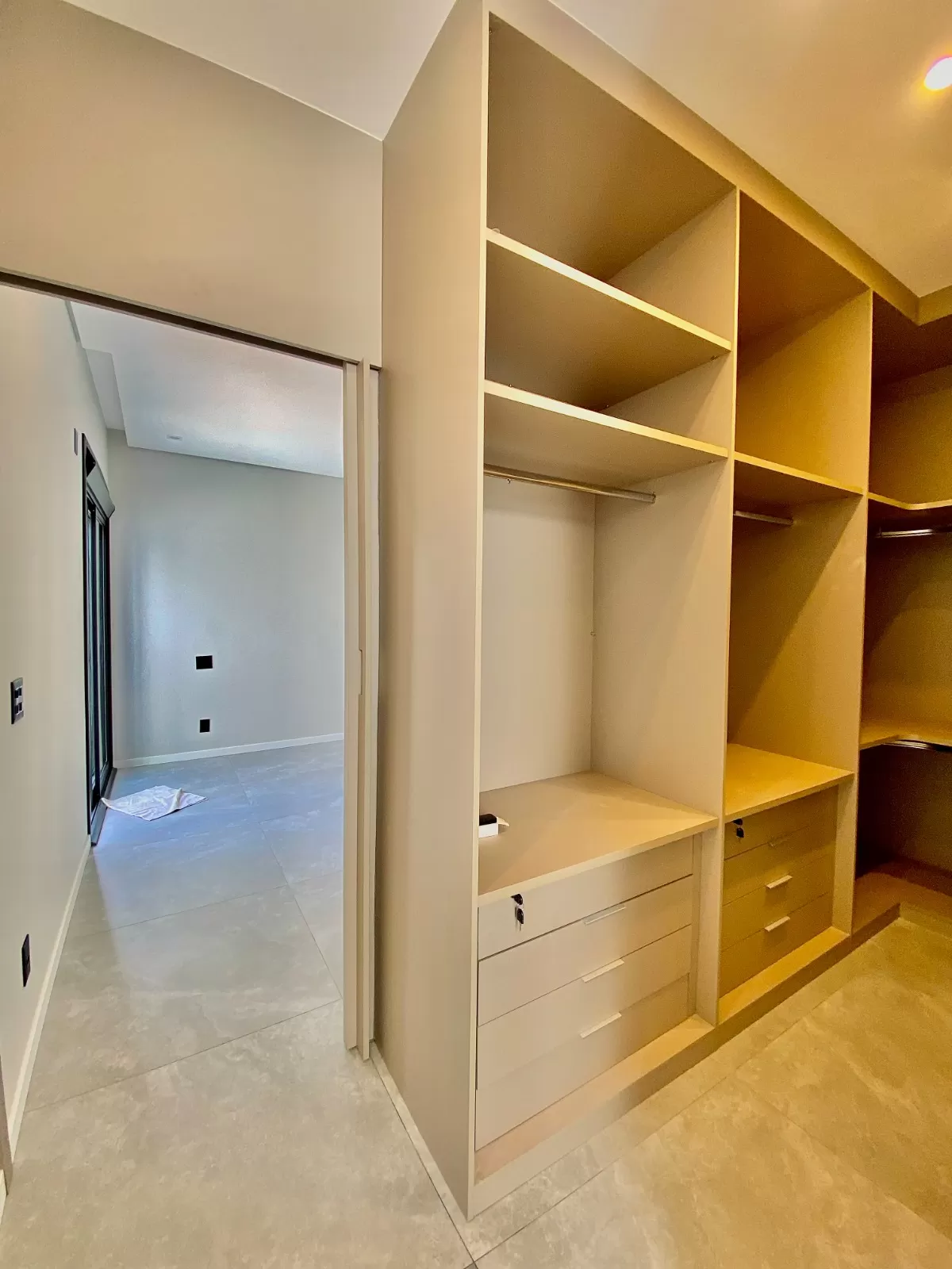 Casa Assobradada à Venda com armários planejados e 3 suítes sendo 1 master com closet, 350m² no Condomínio Chácara Ondina em Sorocaba/SP