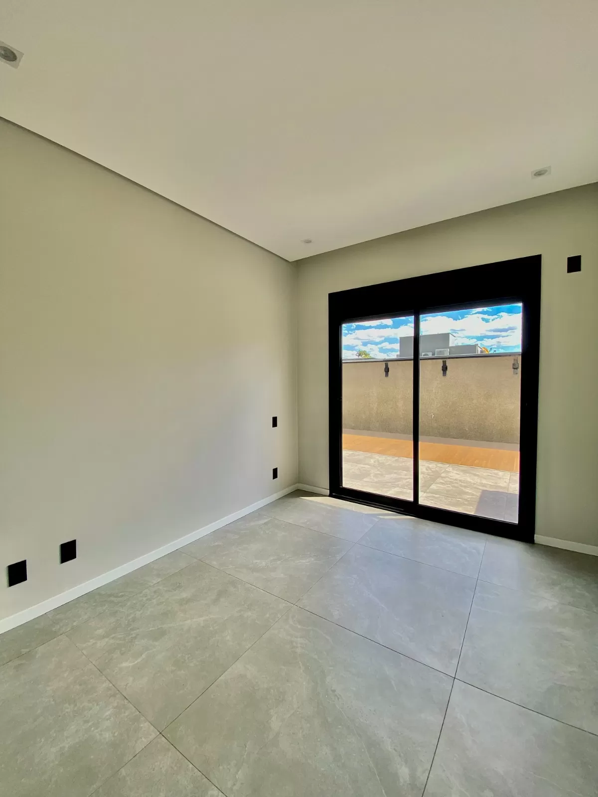 Casa Assobradada à Venda com armários planejados e 3 suítes sendo 1 master com closet, 350m² no Condomínio Chácara Ondina em Sorocaba/SP