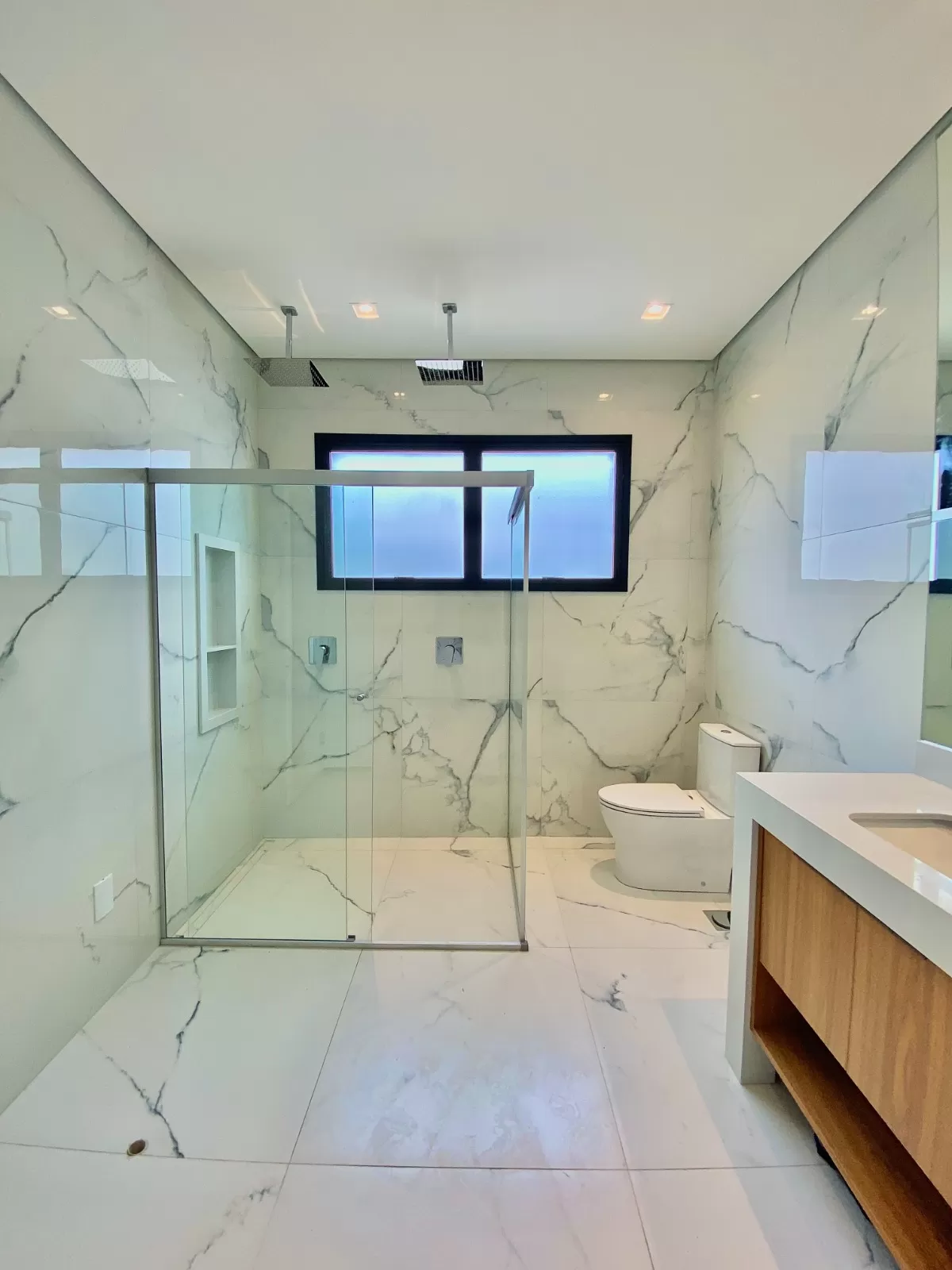 Casa Térrea à Venda mobiliada com 3 suítes, escritório e área gourmet com piscina, 255m² no Condomínio Alphaville Nova Esplanada 4 em Votorantim/SP