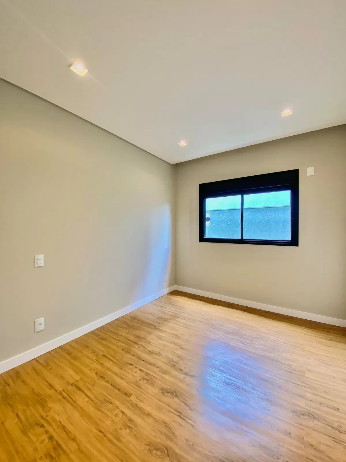 Casa Térrea à Venda mobiliada com 3 suítes, escritório e área gourmet com piscina, 255m² no Condomínio Alphaville Nova Esplanada 4 em Votorantim/SP