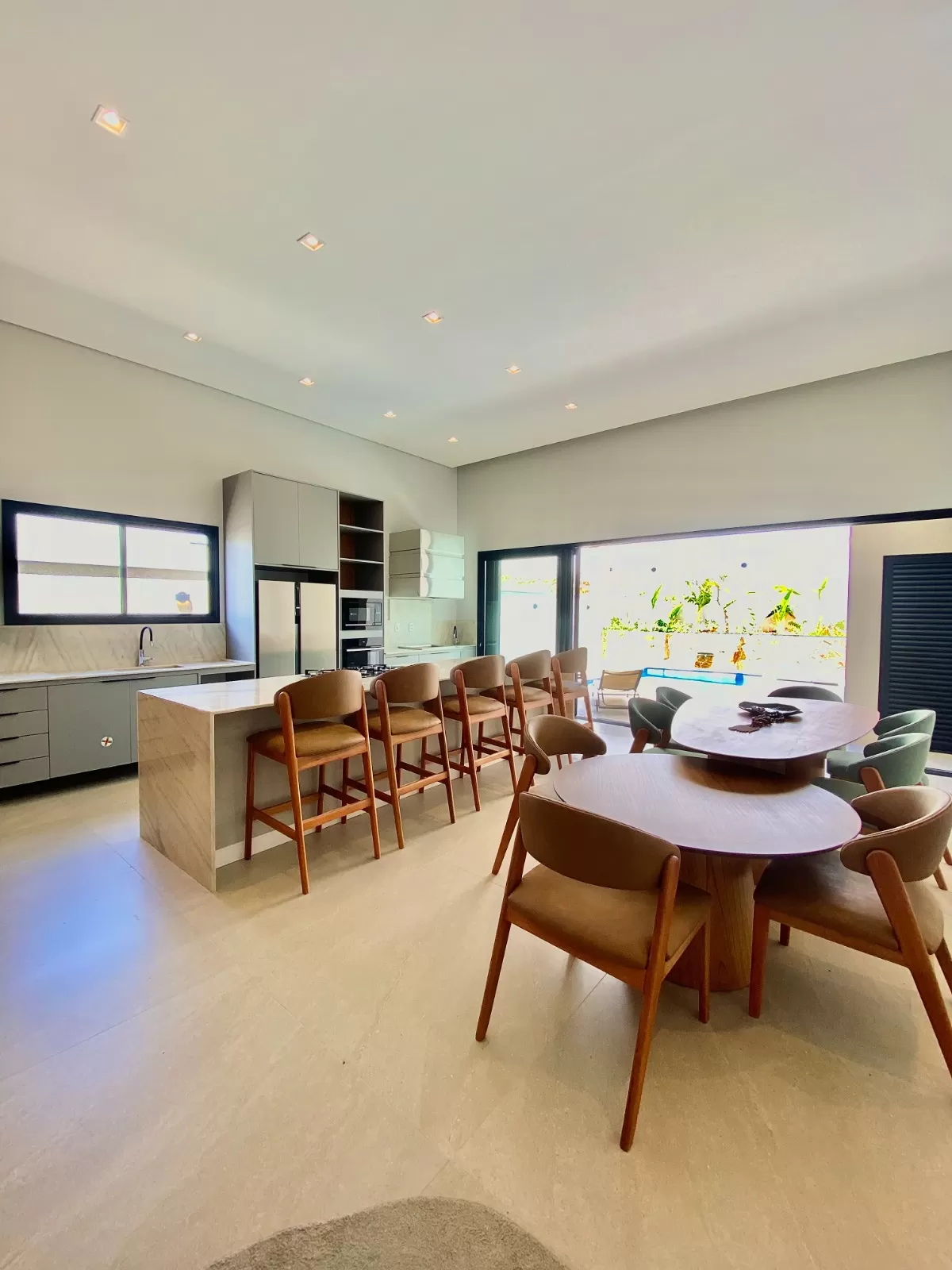 Casa Térrea à Venda mobiliada com 3 suítes, escritório e área gourmet com piscina, 255m² no Condomínio Alphaville Nova Esplanada 4 em Votorantim/SP