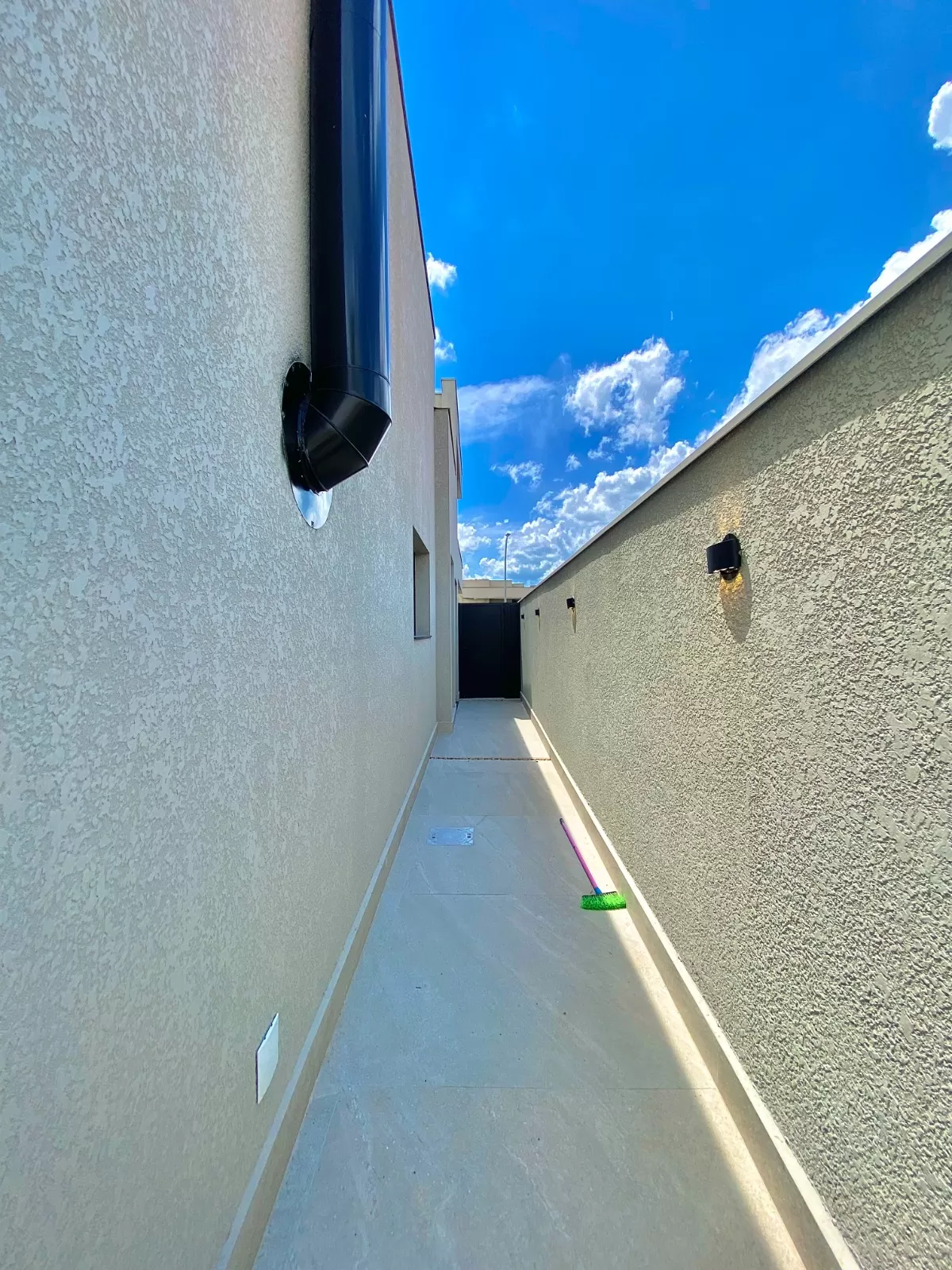 Casa Térrea à Venda mobiliada com 3 suítes, escritório e área gourmet com piscina, 255m² no Condomínio Alphaville Nova Esplanada 4 em Votorantim/SP