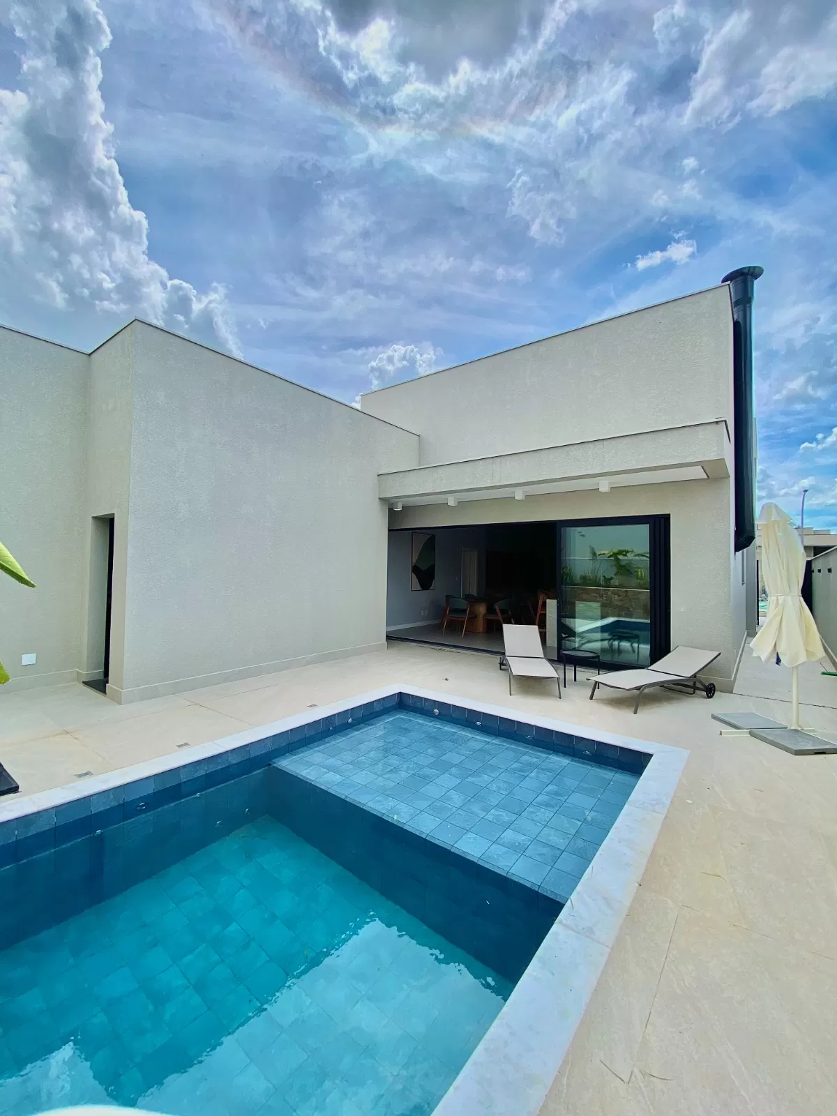 Casa Térrea à Venda mobiliada com 3 suítes, escritório e área gourmet com piscina, 255m² no Condomínio Alphaville Nova Esplanada 4 em Votorantim/SP