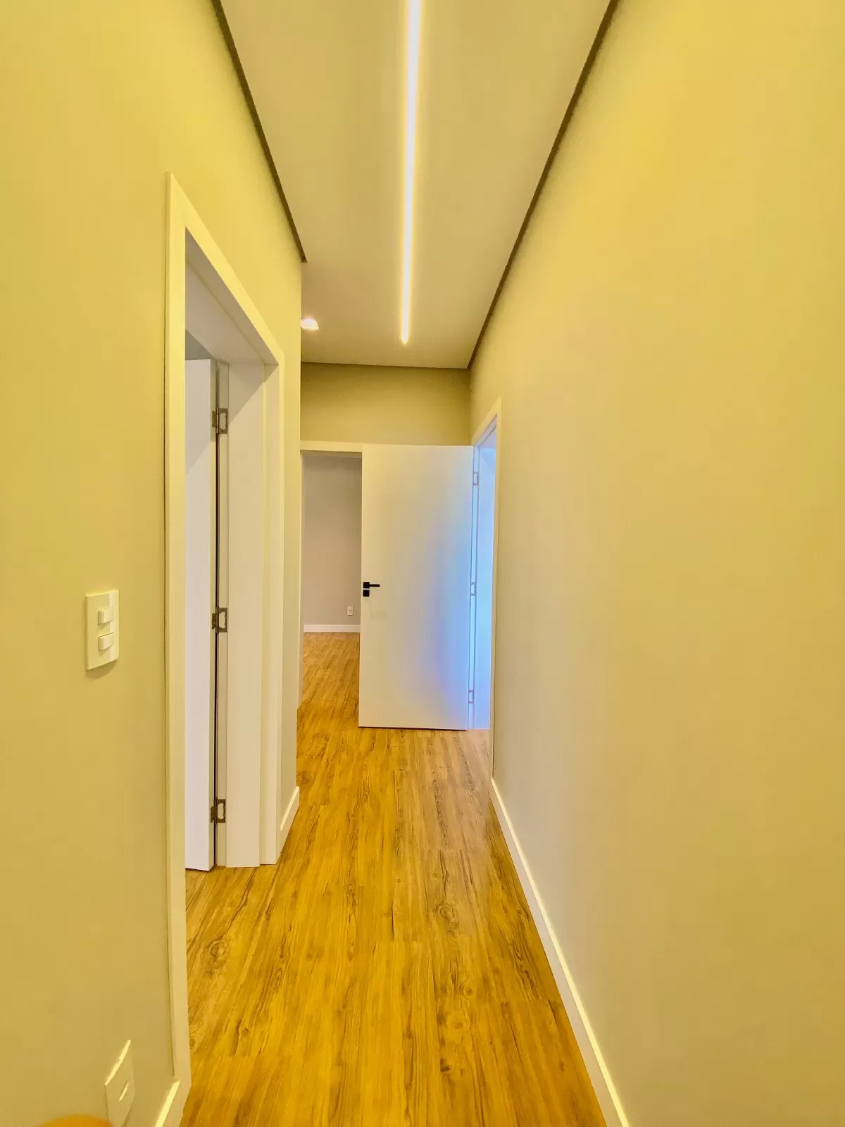 Casa Térrea à Venda mobiliada com 3 suítes, escritório e área gourmet com piscina, 255m² no Condomínio Alphaville Nova Esplanada 4 em Votorantim/SP