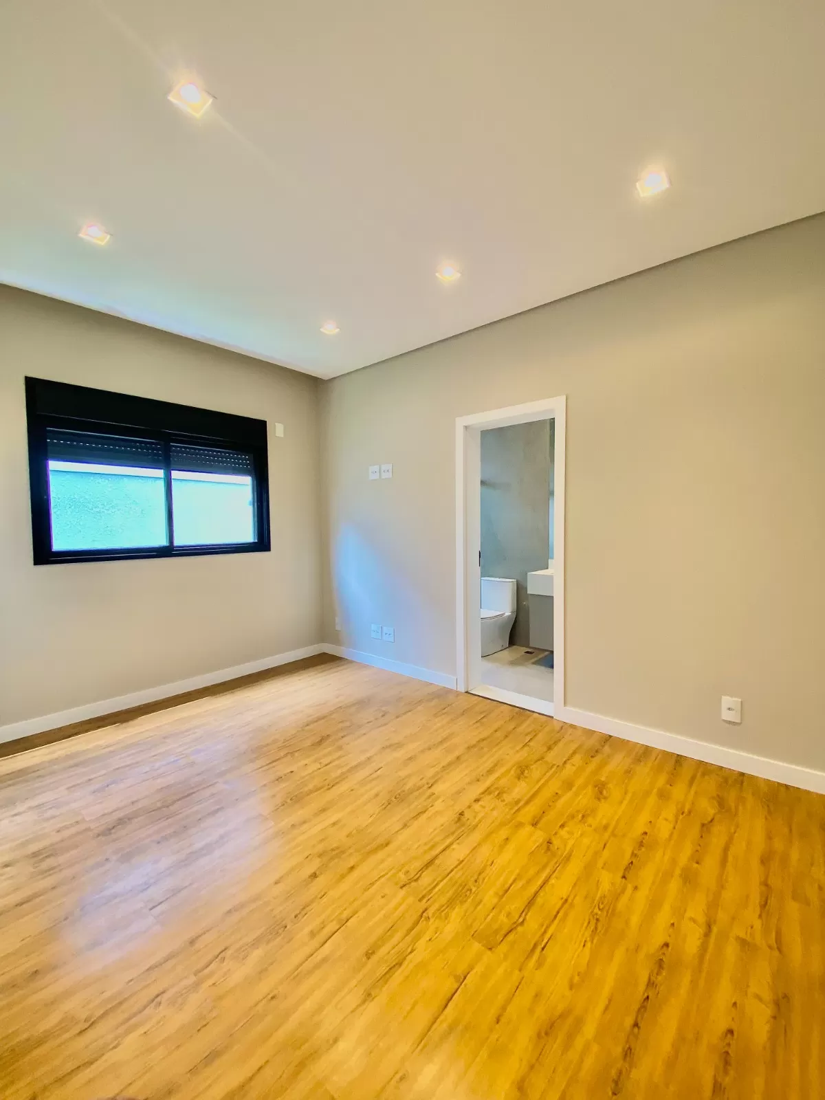 Casa Térrea à Venda mobiliada com 3 suítes, escritório e área gourmet com piscina, 255m² no Condomínio Alphaville Nova Esplanada 4 em Votorantim/SP