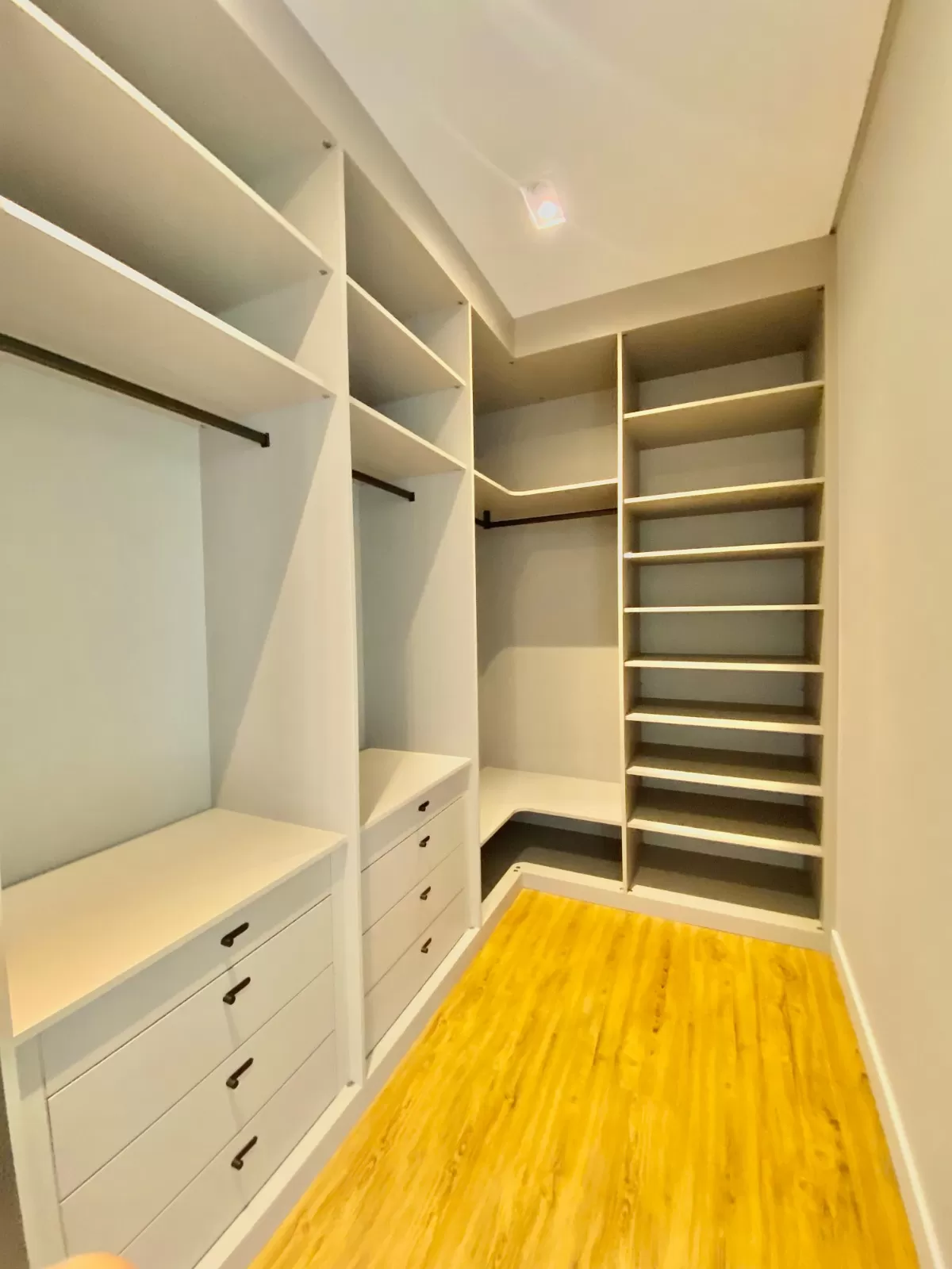 Casa Térrea à Venda mobiliada com 3 suítes, escritório e área gourmet com piscina, 255m² no Condomínio Alphaville Nova Esplanada 4 em Votorantim/SP