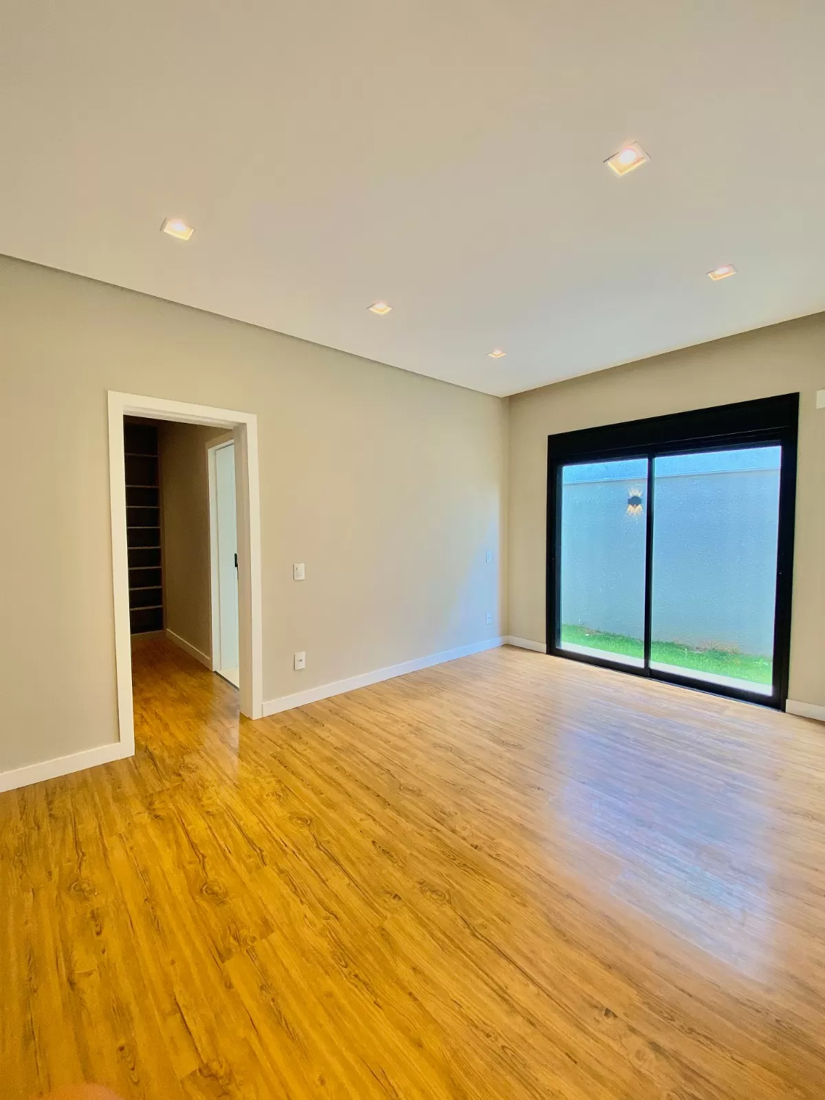 Casa Térrea à Venda mobiliada com 3 suítes, escritório e área gourmet com piscina, 255m² no Condomínio Alphaville Nova Esplanada 4 em Votorantim/SP