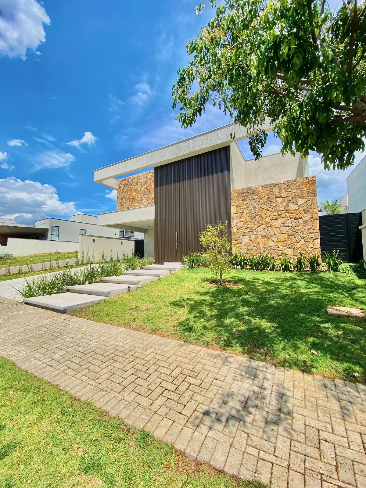 Casa Térrea à Venda mobiliada com 3 suítes, escritório e área gourmet com piscina, 255m² no Condomínio Alphaville Nova Esplanada 4 em Votorantim/SP