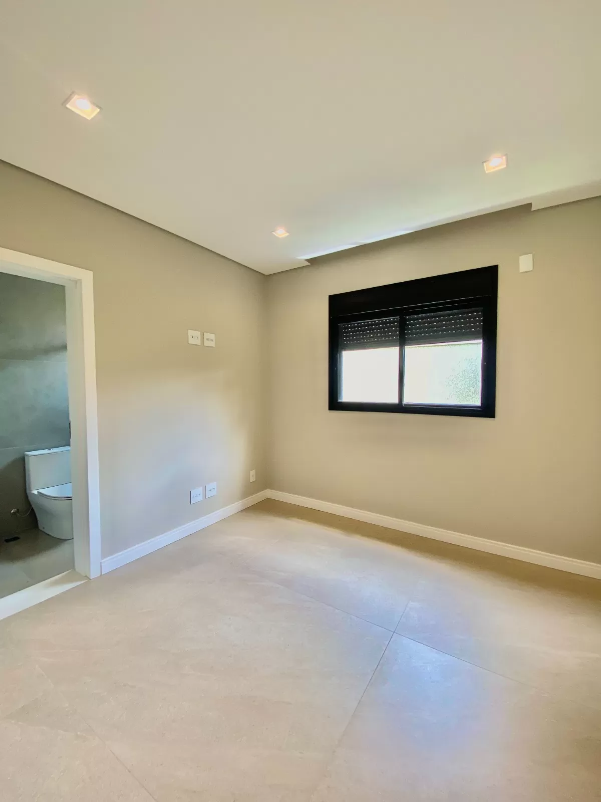 Casa Térrea à Venda mobiliada com 3 suítes, escritório e área gourmet com piscina, 255m² no Condomínio Alphaville Nova Esplanada 4 em Votorantim/SP