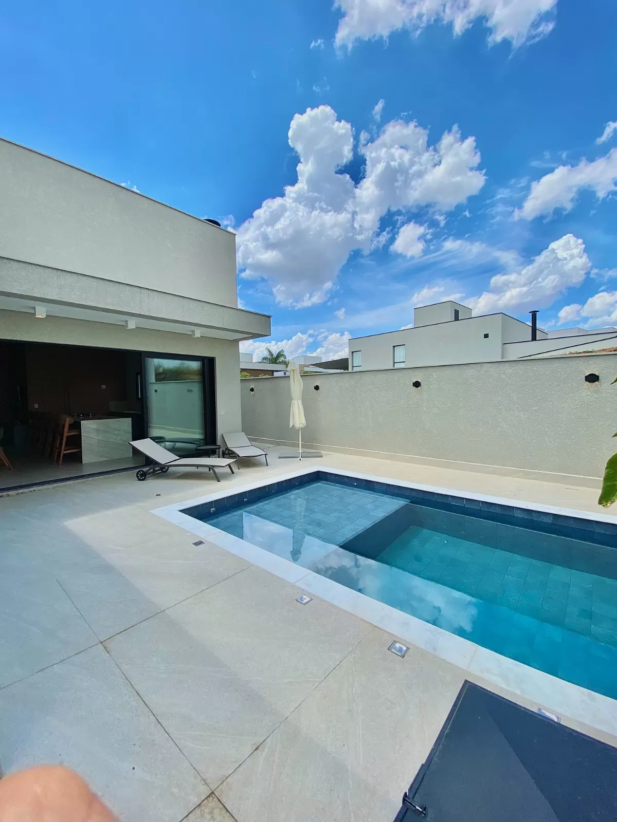 Casa Térrea à Venda mobiliada com 3 suítes, escritório e área gourmet com piscina, 255m² no Condomínio Alphaville Nova Esplanada 4 em Votorantim/SP