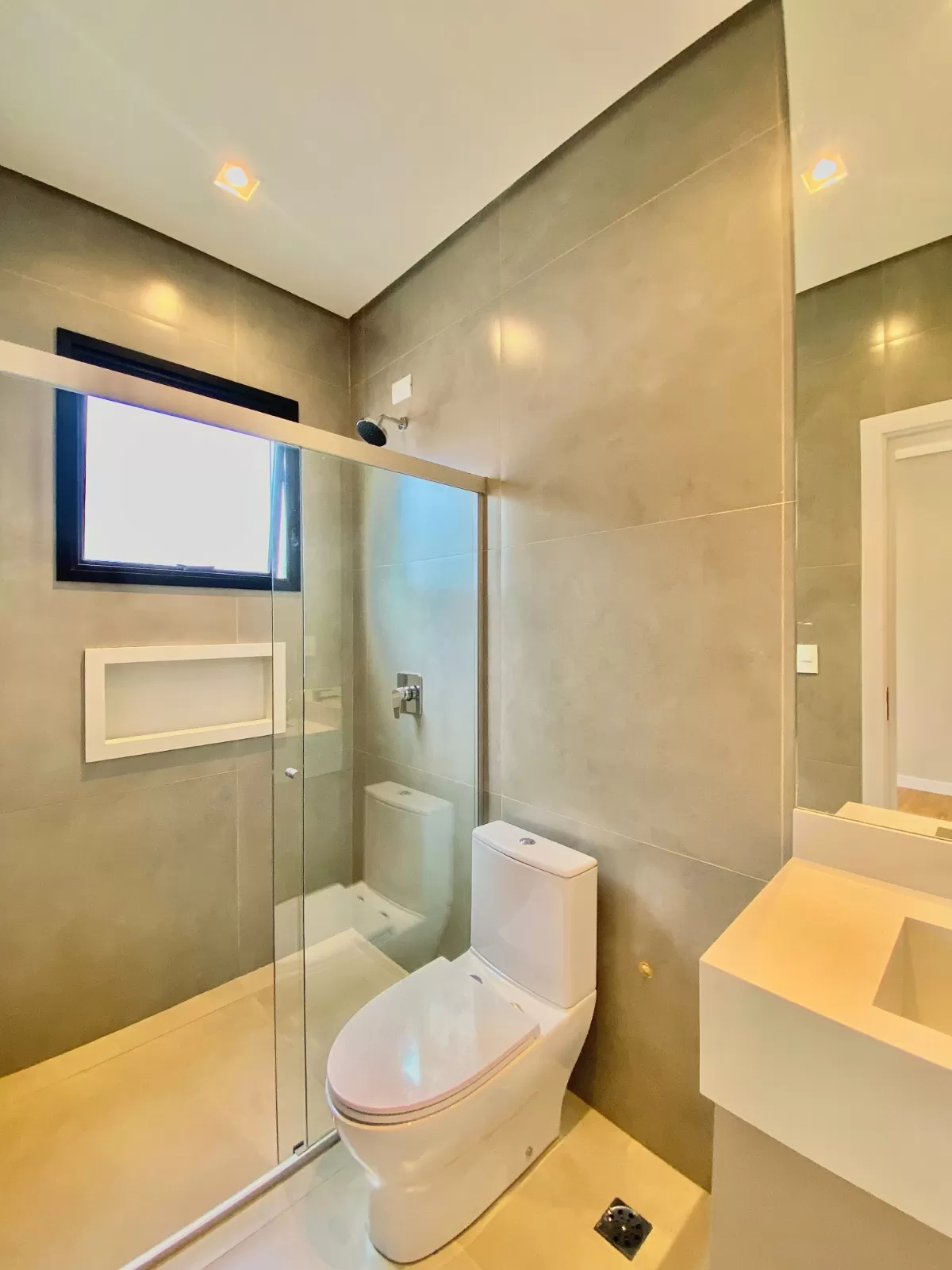 Casa Térrea à Venda mobiliada com 3 suítes, escritório e área gourmet com piscina, 255m² no Condomínio Alphaville Nova Esplanada 4 em Votorantim/SP