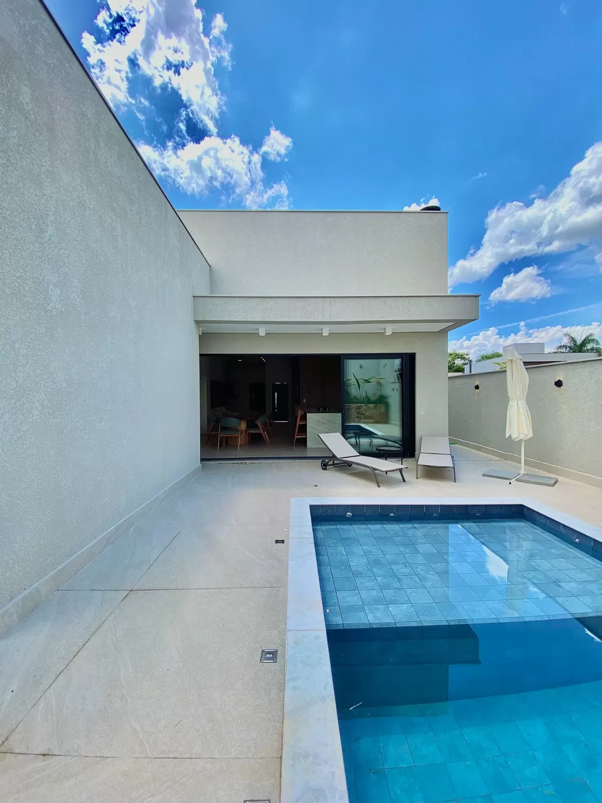 Casa Térrea à Venda mobiliada com 3 suítes, escritório e área gourmet com piscina, 255m² no Condomínio Alphaville Nova Esplanada 4 em Votorantim/SP