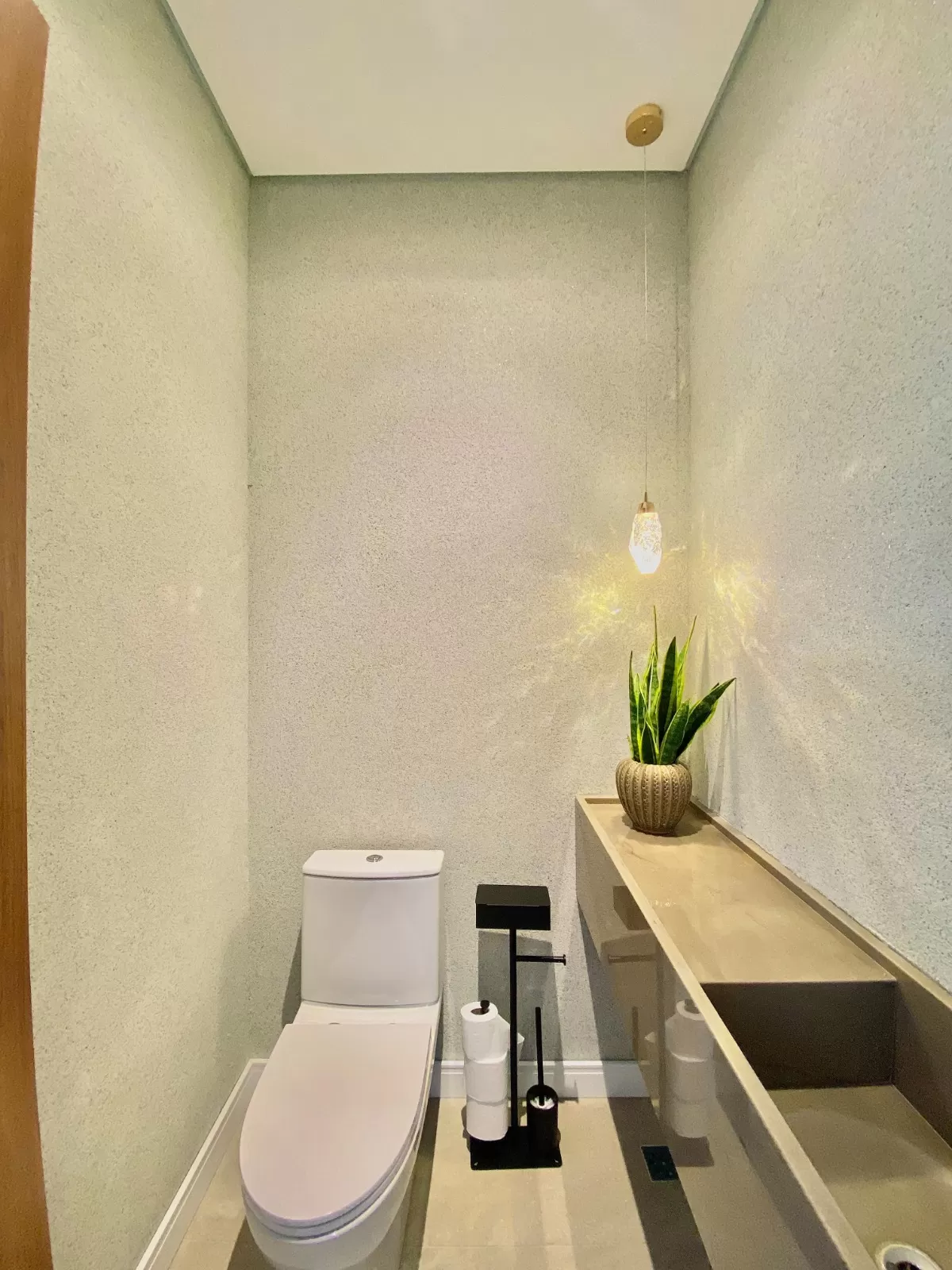 Casa Térrea à Venda mobiliada com 3 suítes, escritório e área gourmet com piscina, 255m² no Condomínio Alphaville Nova Esplanada 4 em Votorantim/SP