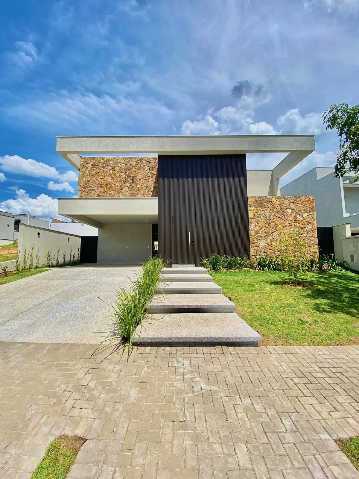 Casa Térrea à Venda mobiliada com 3 suítes, escritório e área gourmet com piscina, 255m² no Condomínio Alphaville Nova Esplanada 4 em Votorantim/SP