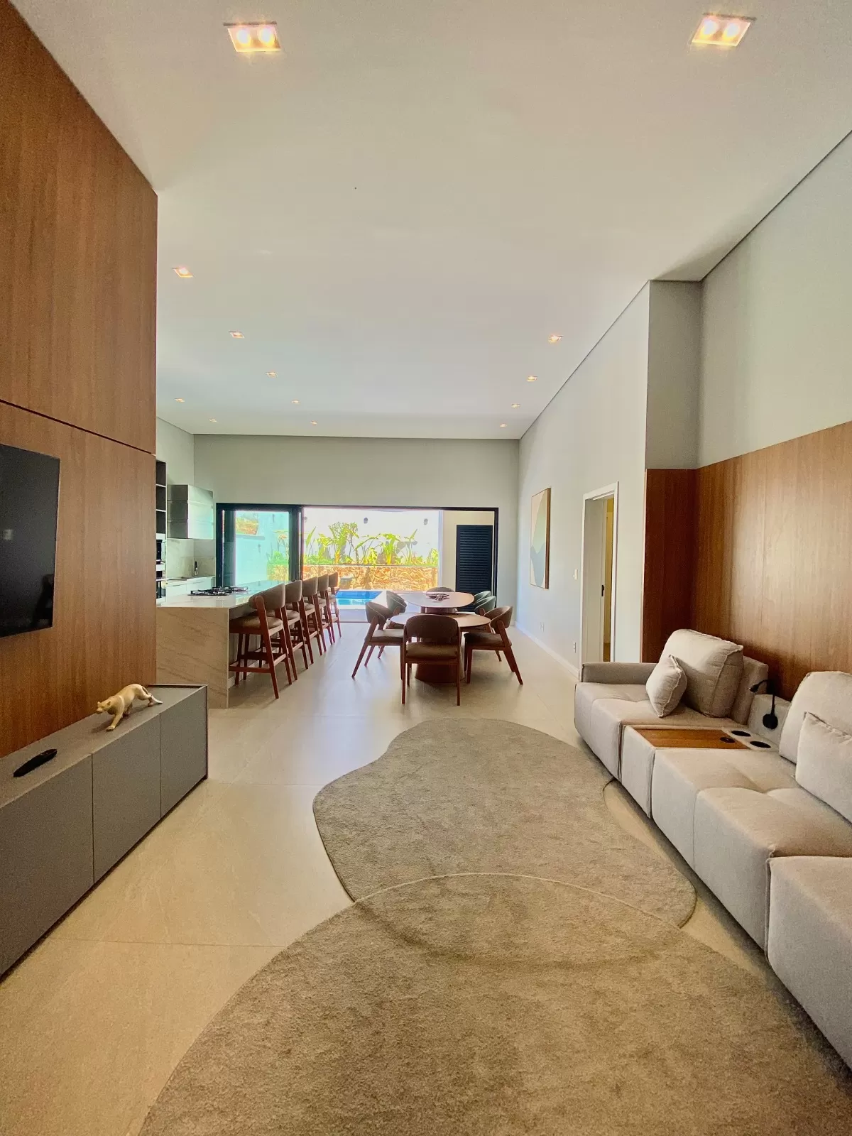 Casa Térrea à Venda mobiliada com 3 suítes, escritório e área gourmet com piscina, 255m² no Condomínio Alphaville Nova Esplanada 4 em Votorantim/SP