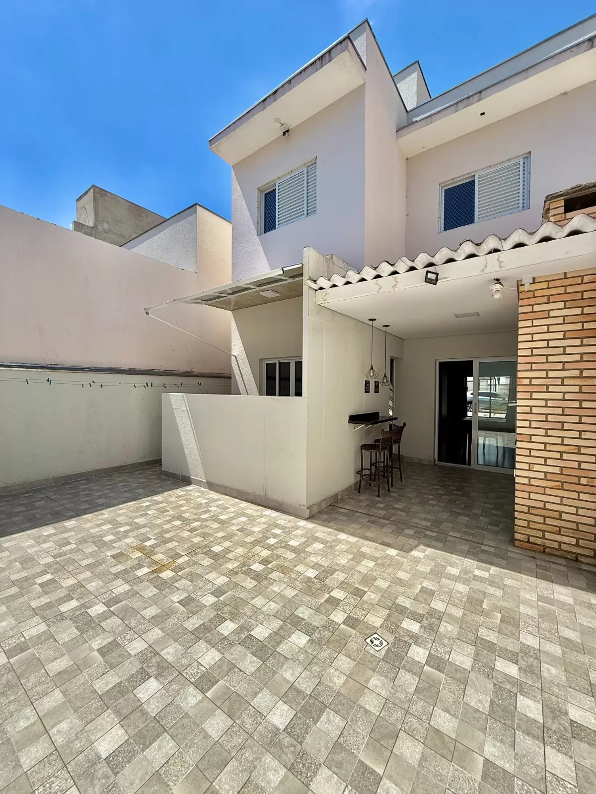 Sobrado à Venda com 3 dormitórios, sem vizinho de frente e quintal amplo, 115m² no Condomínio Vale Azul em Votorantim/SP