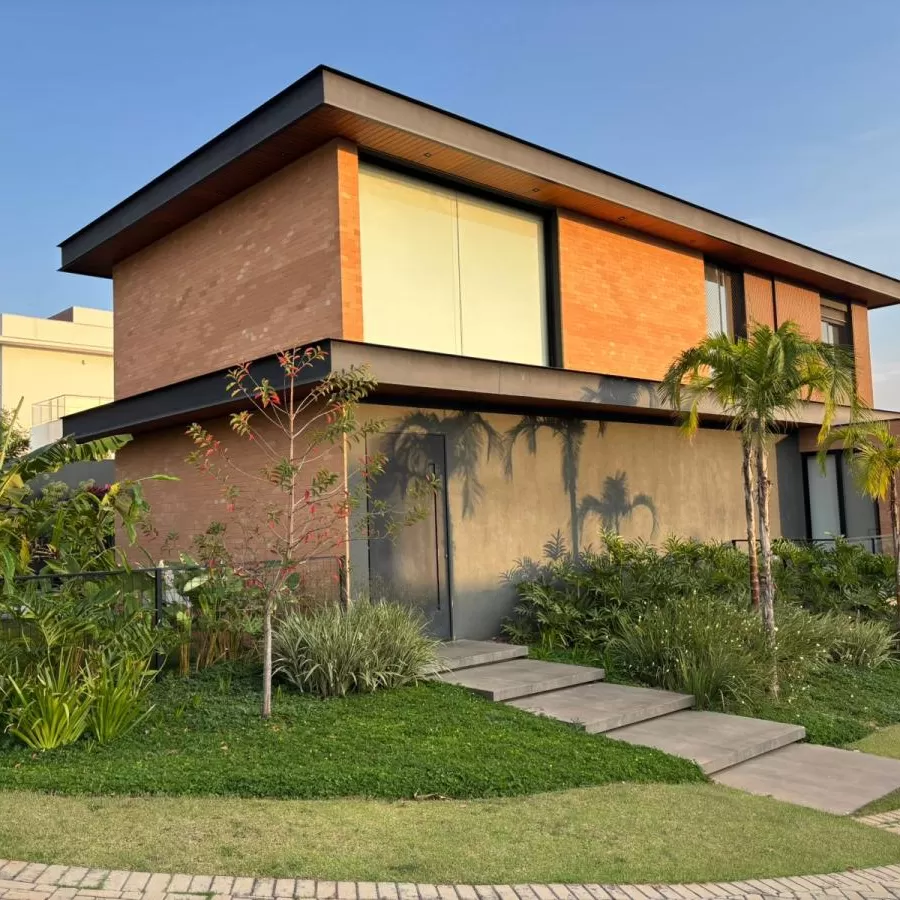 Casa De Esquina à Venda e Locação com 4 suítes sendo 1 master, armários planejados e piscina aquecida, 344m² no Condomínio Alphaville Nova Esplanada 1 em Votorantim/SP