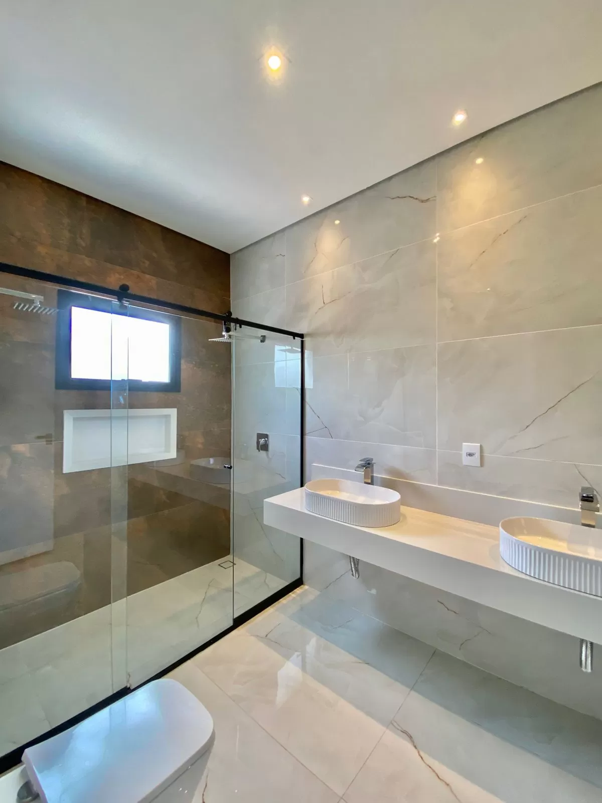 Casa de Alto Padrão à Venda com 3 suítes, piscina e sala de cinema, 287m² no Condomínio Alphaville Nova Esplanada 4 em Votorantim/SP