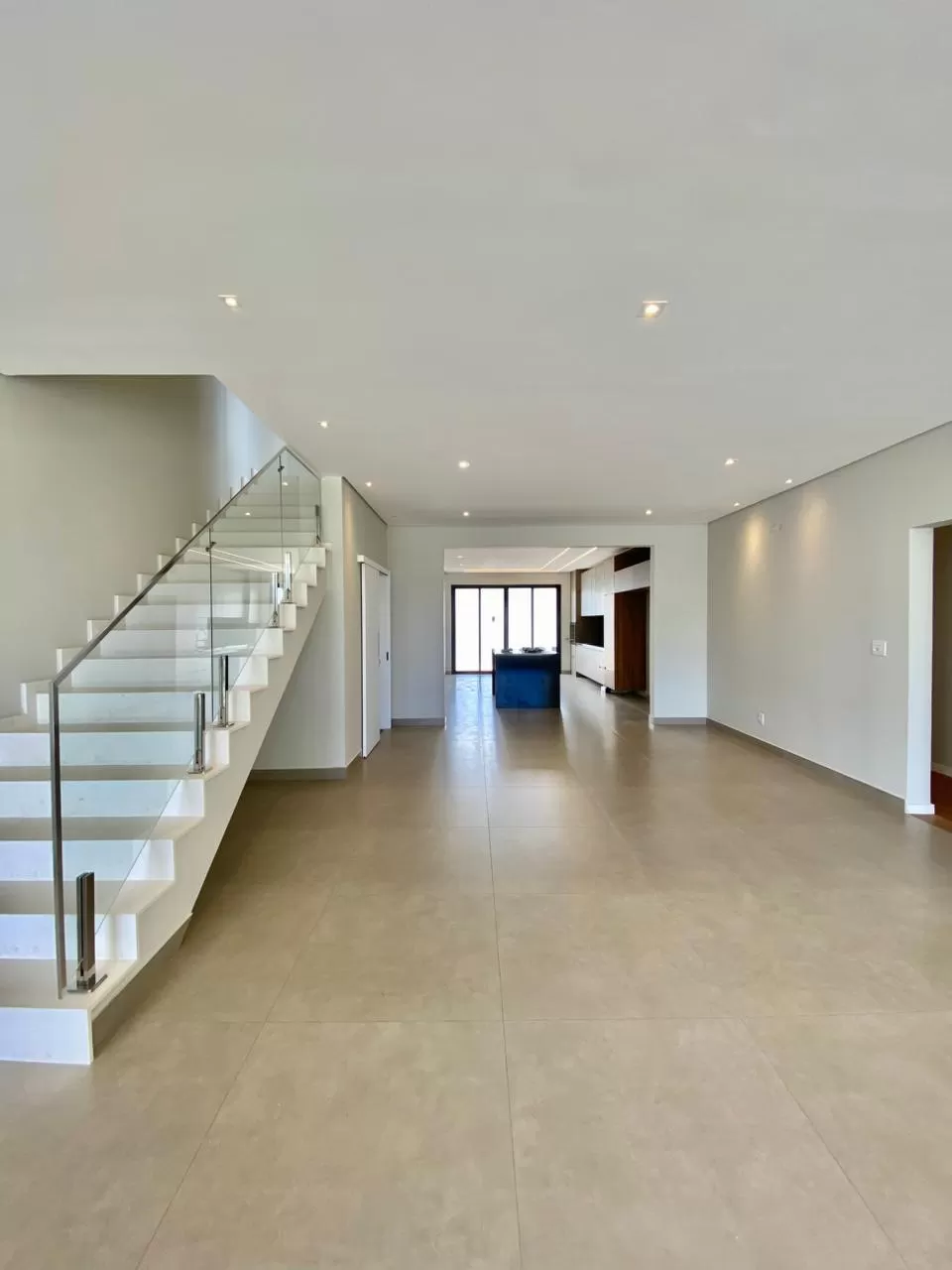 Casa de Alto Padrão à Venda com 3 suítes, piscina e sala de cinema, 287m² no Condomínio Alphaville Nova Esplanada 4 em Votorantim/SP