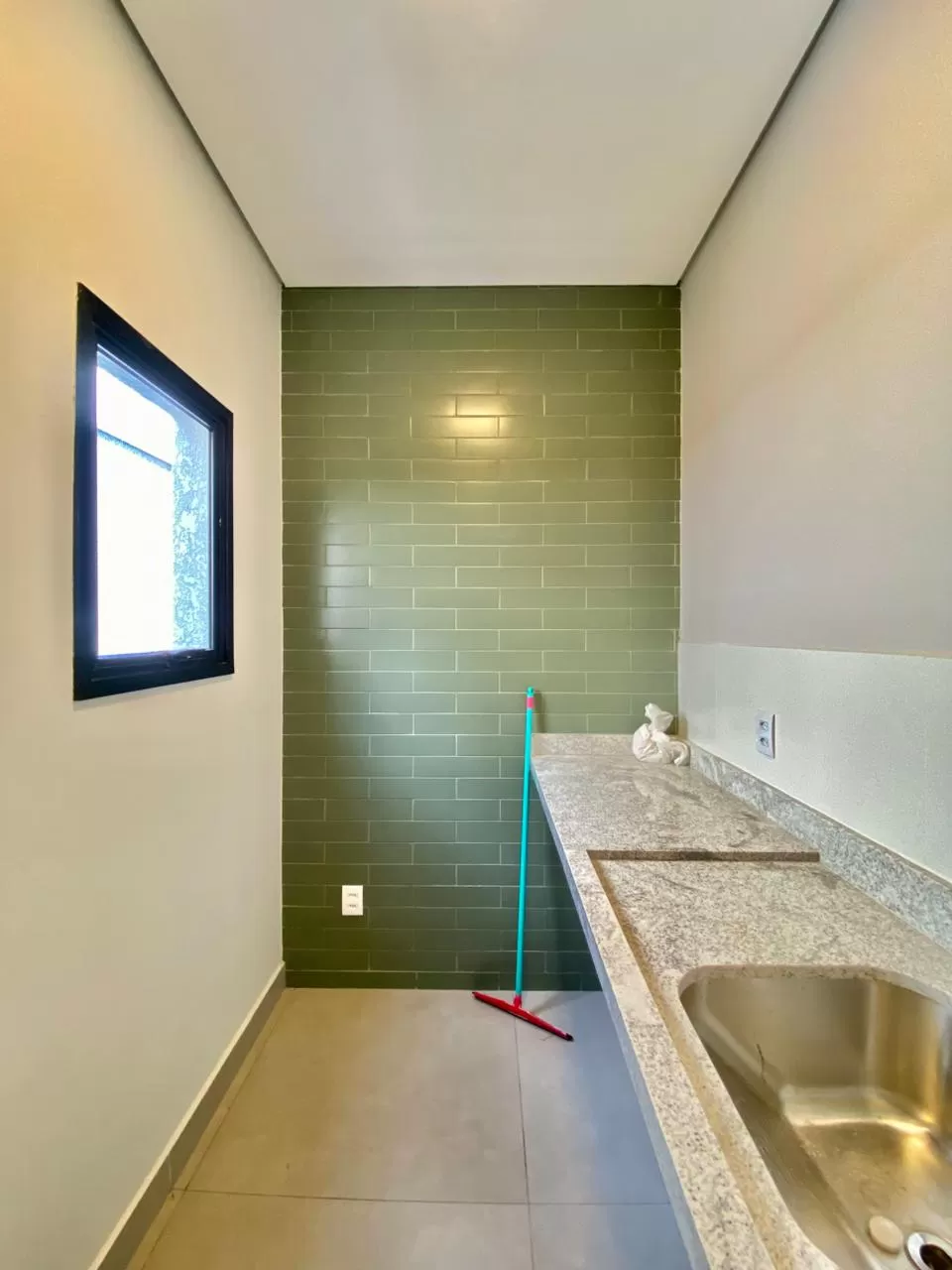 Casa de Alto Padrão à Venda com 3 suítes, piscina e sala de cinema, 287m² no Condomínio Alphaville Nova Esplanada 4 em Votorantim/SP