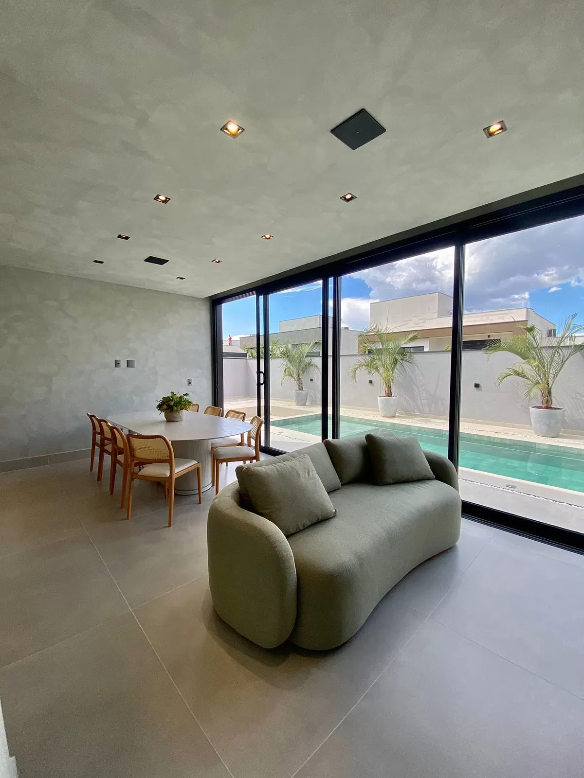 Casa Térrea à Venda Mobiliada com 4 suítes sendo 1 com closet e área gourmet integrada, 265m² no Condomínio Alphaville Nova Esplanada 4 em Votorantim/SP