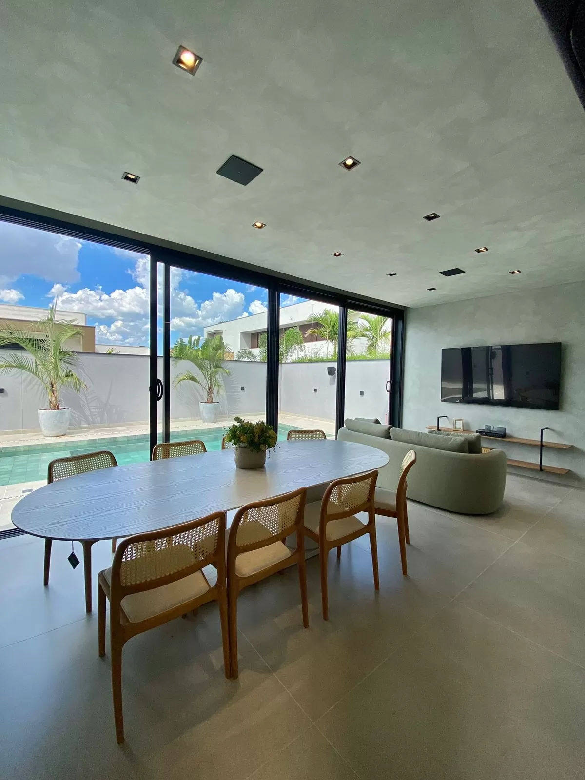 Casa Térrea à Venda Mobiliada com 4 suítes sendo 1 com closet e área gourmet integrada, 265m² no Condomínio Alphaville Nova Esplanada 4 em Votorantim/SP