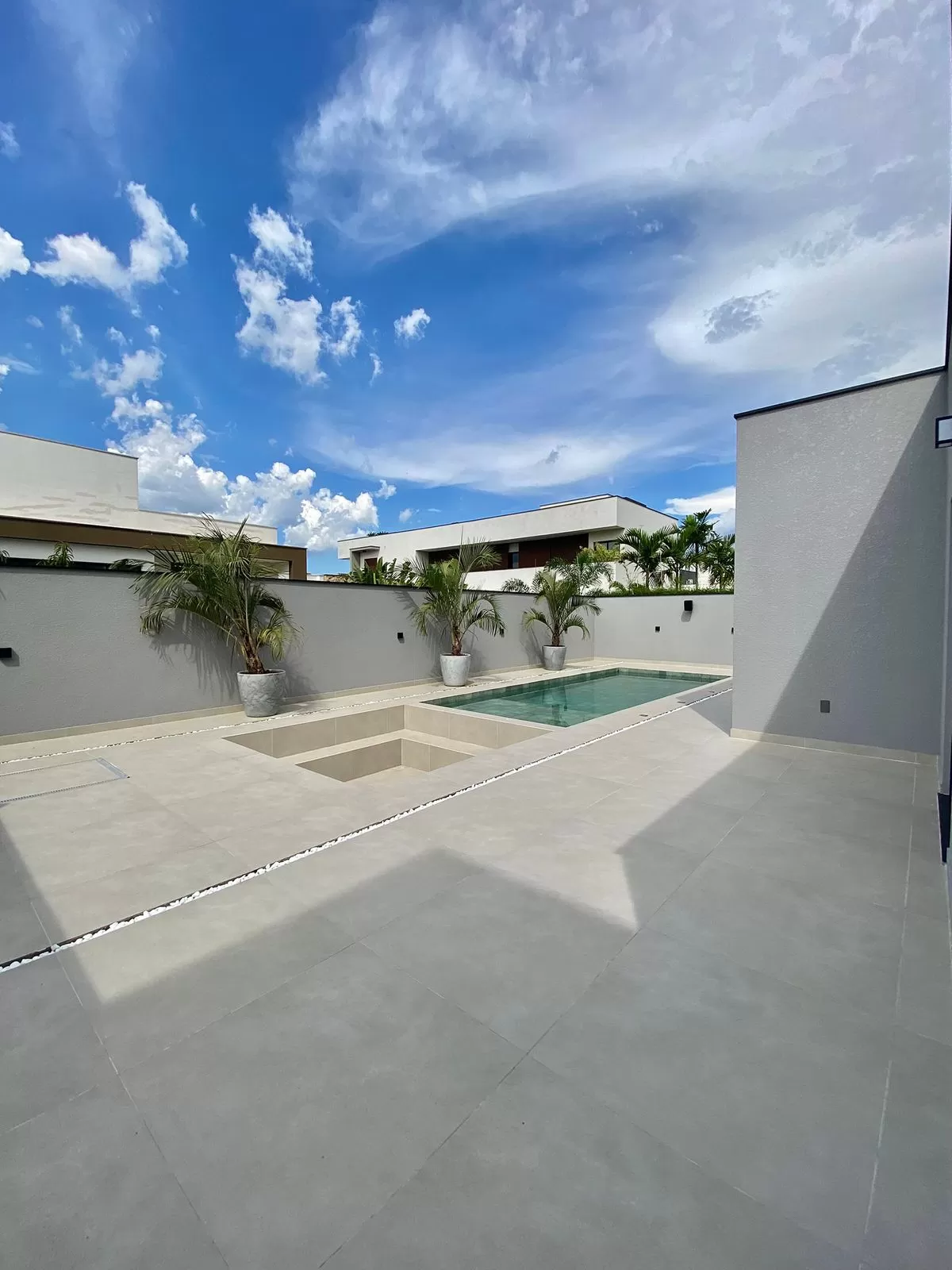 Casa Térrea à Venda Mobiliada com 4 suítes sendo 1 com closet e área gourmet integrada, 265m² no Condomínio Alphaville Nova Esplanada 4 em Votorantim/SP