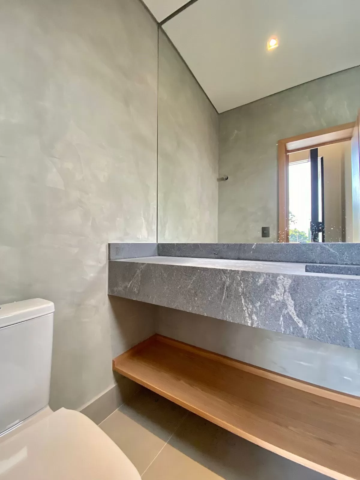 Casa Térrea à Venda Mobiliada com 4 suítes sendo 1 com closet e área gourmet integrada, 265m² no Condomínio Alphaville Nova Esplanada 4 em Votorantim/SP