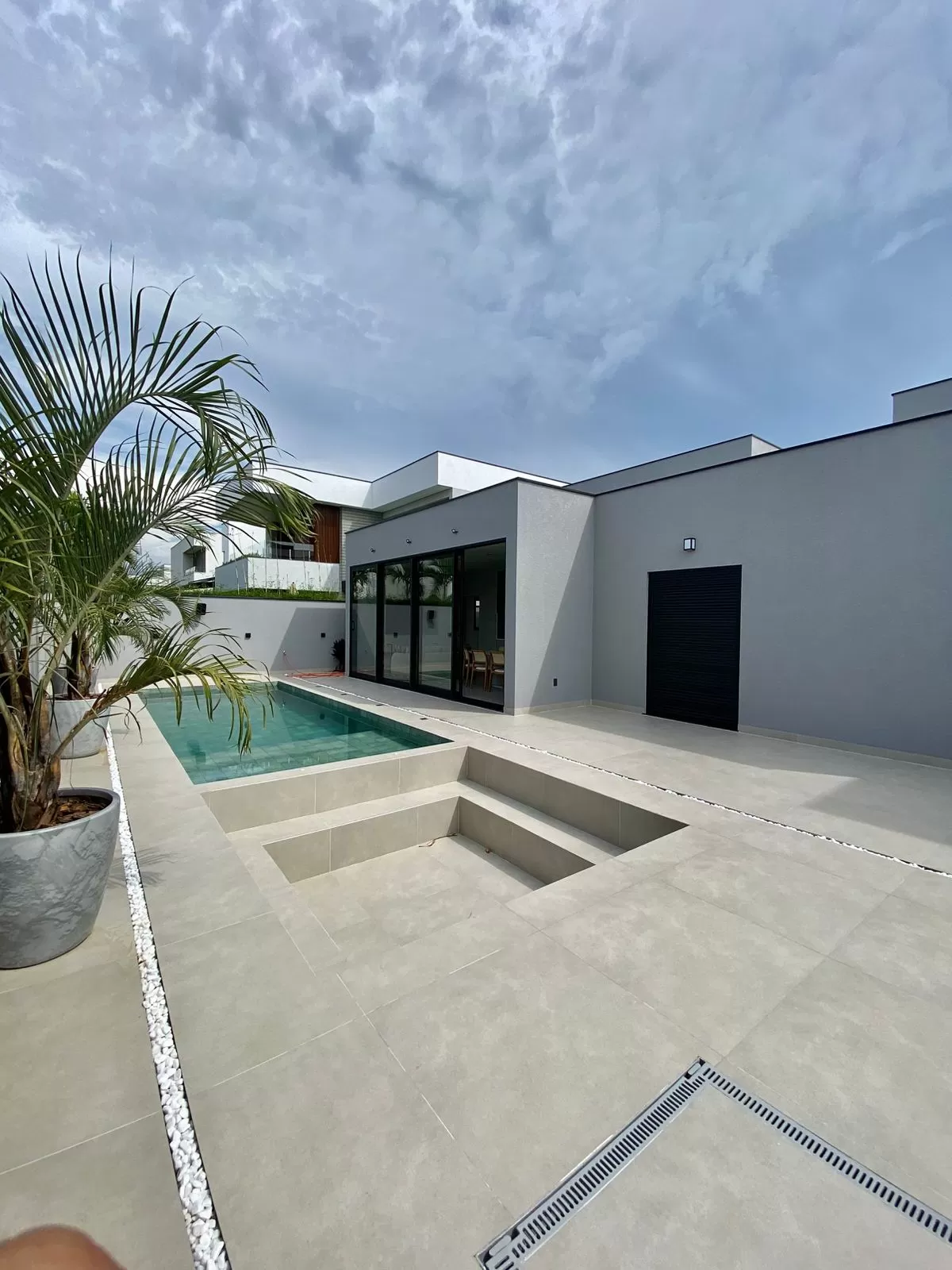 Casa Térrea à Venda Mobiliada com 4 suítes sendo 1 com closet e área gourmet integrada, 265m² no Condomínio Alphaville Nova Esplanada 4 em Votorantim/SP