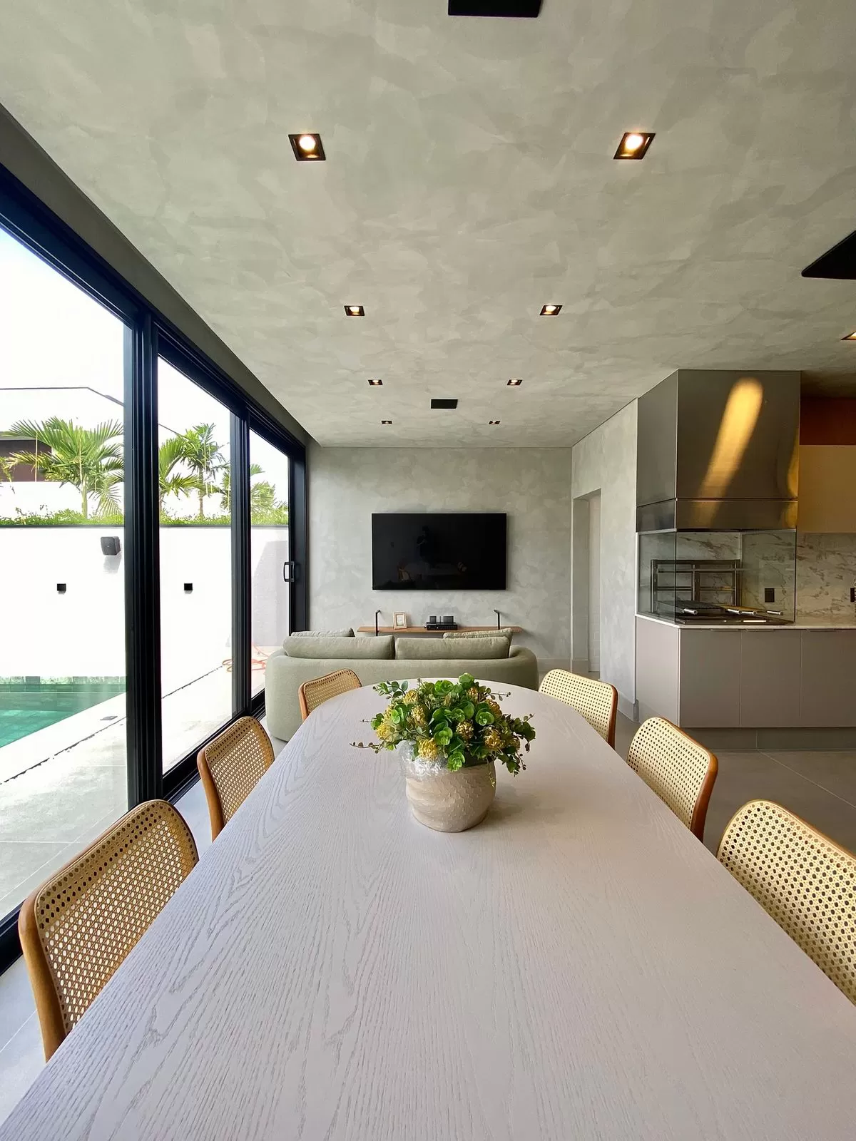 Casa Térrea à Venda Mobiliada com 4 suítes sendo 1 com closet e área gourmet integrada, 265m² no Condomínio Alphaville Nova Esplanada 4 em Votorantim/SP