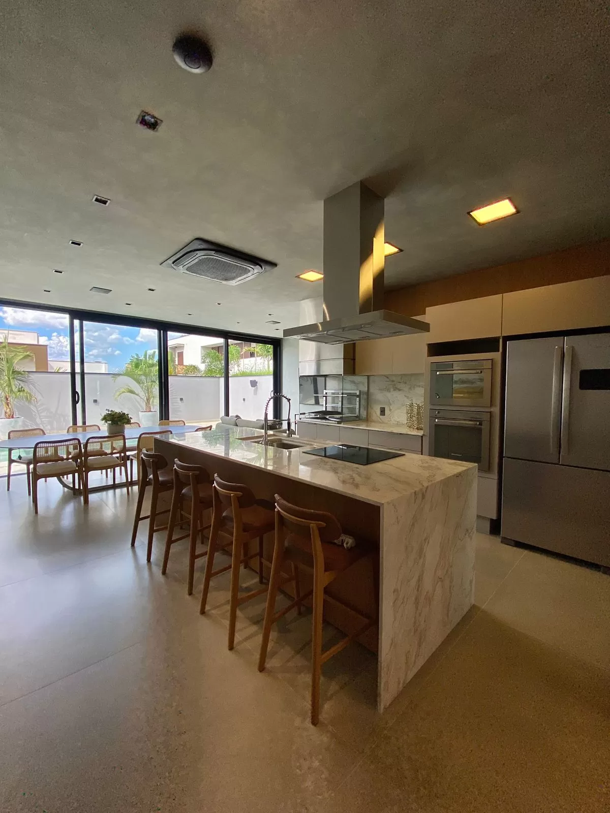 Casa Térrea à Venda Mobiliada com 4 suítes sendo 1 com closet e área gourmet integrada, 265m² no Condomínio Alphaville Nova Esplanada 4 em Votorantim/SP